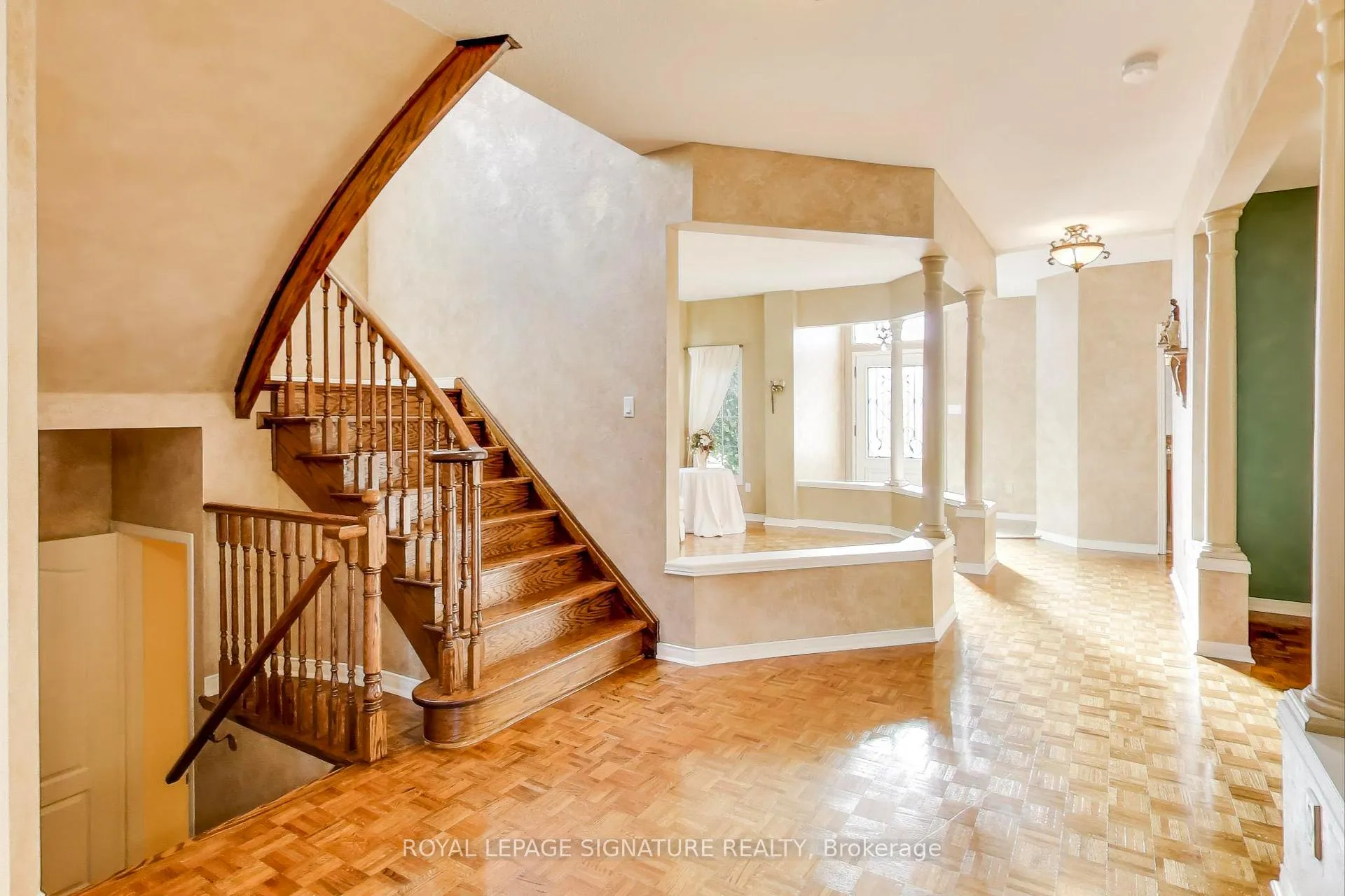 Photo 5 of 127 Mountcharles Crescent, Vaughan, Maple — HOMEH