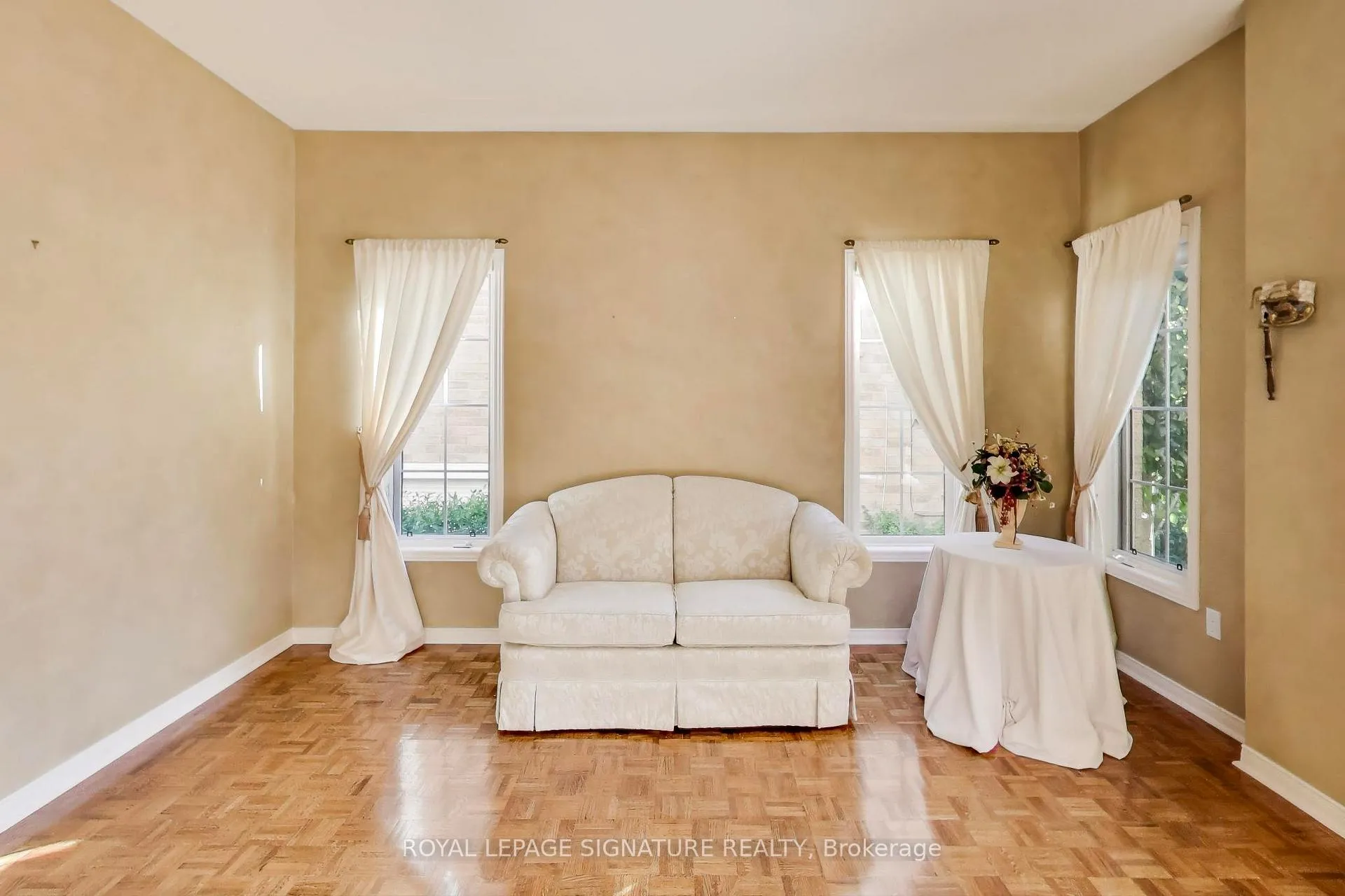Photo 6 of 127 Mountcharles Crescent, Vaughan, Maple — HOMEH