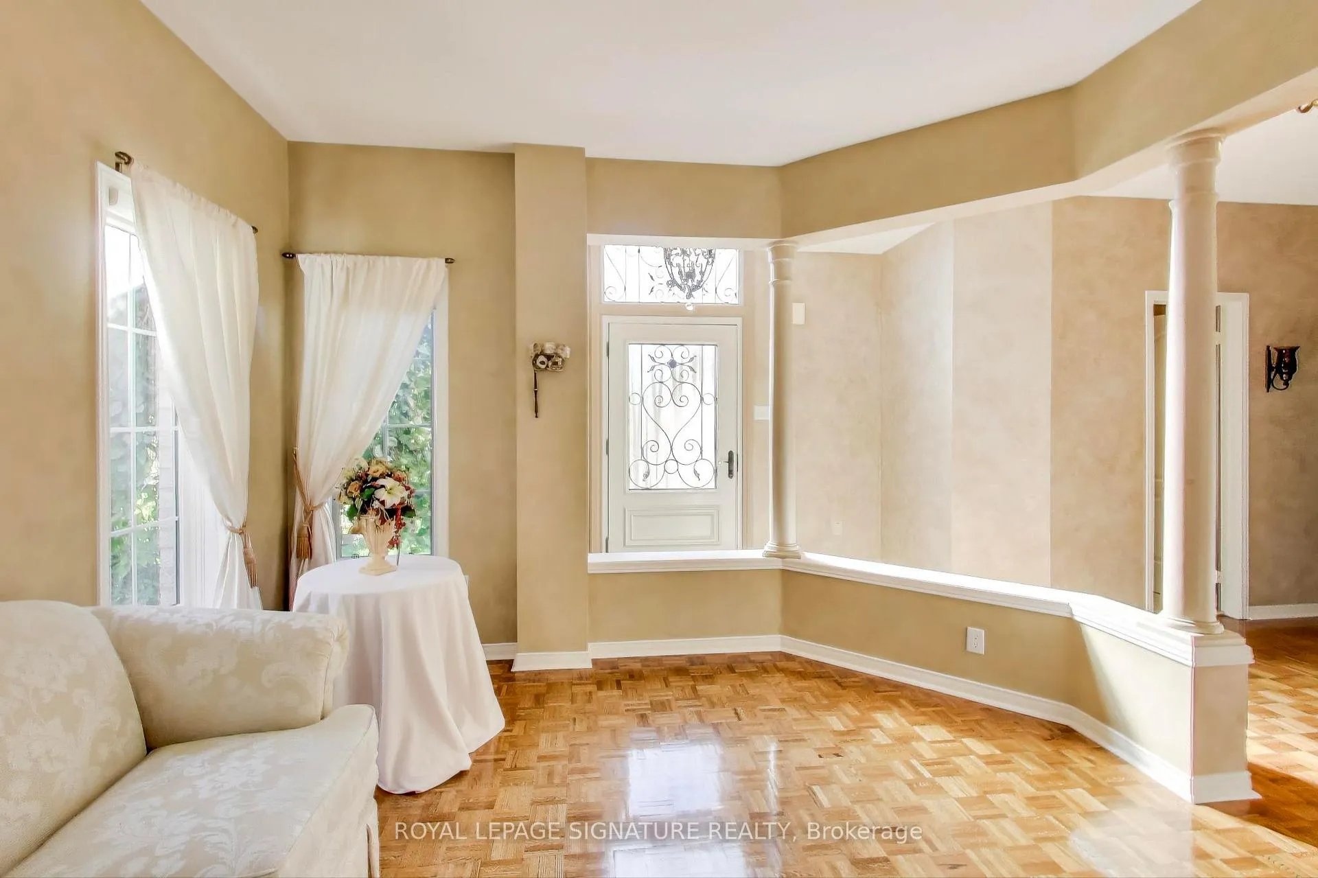 Photo 7 of 127 Mountcharles Crescent, Vaughan, Maple — HOMEH