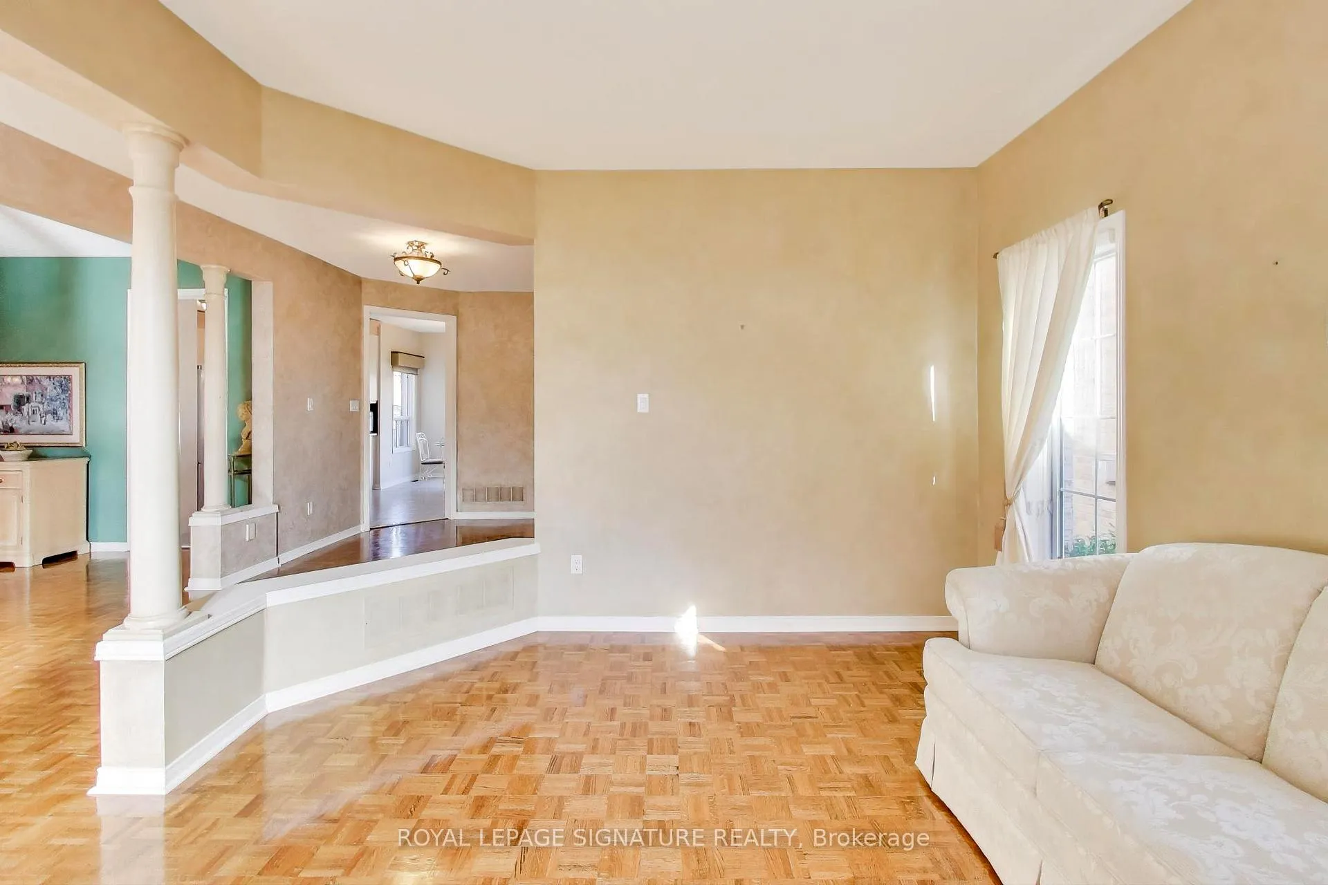 Photo 8 of 127 Mountcharles Crescent, Vaughan, Maple — HOMEH