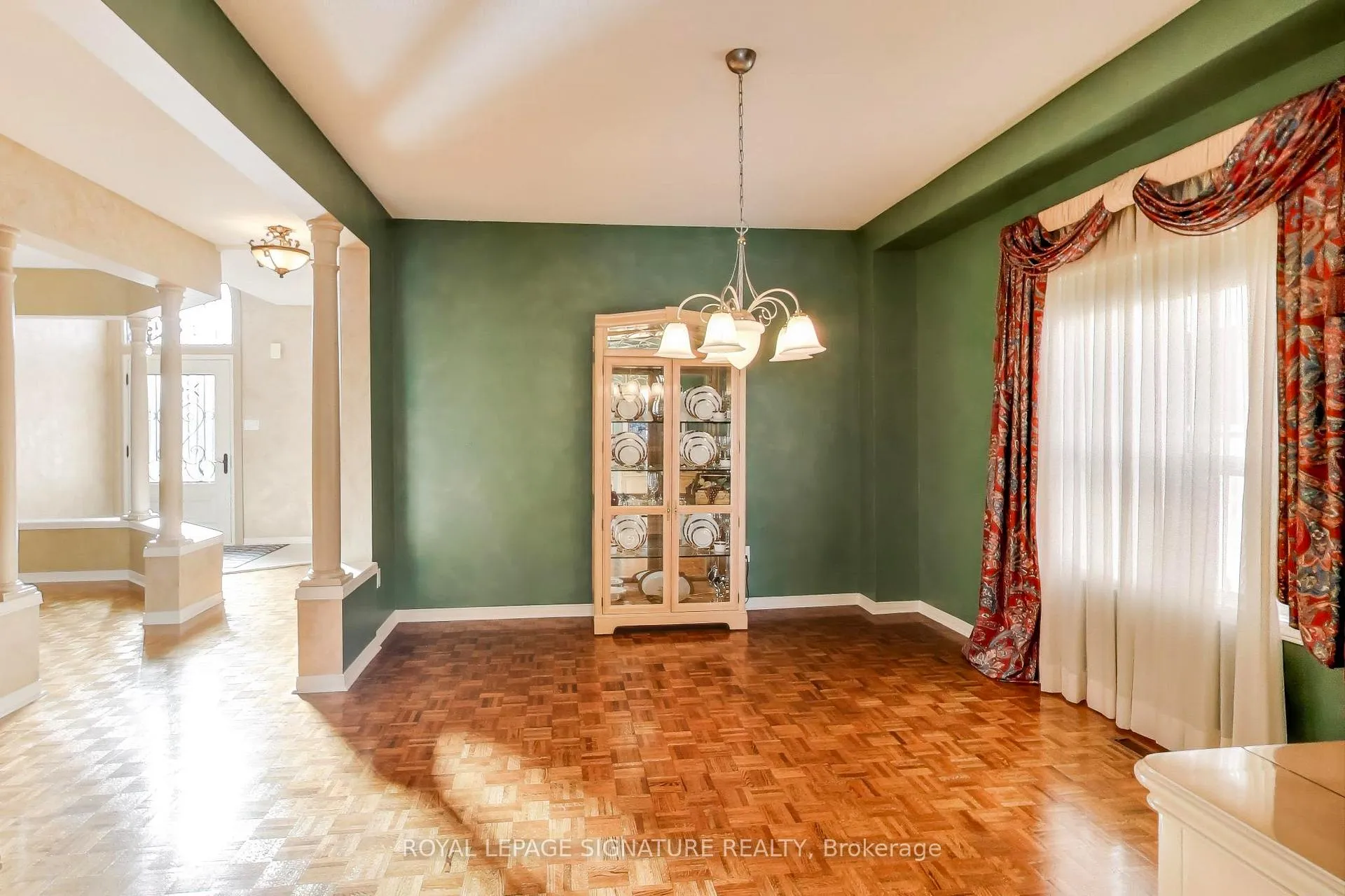 Photo 9 of 127 Mountcharles Crescent, Vaughan, Maple — HOMEH