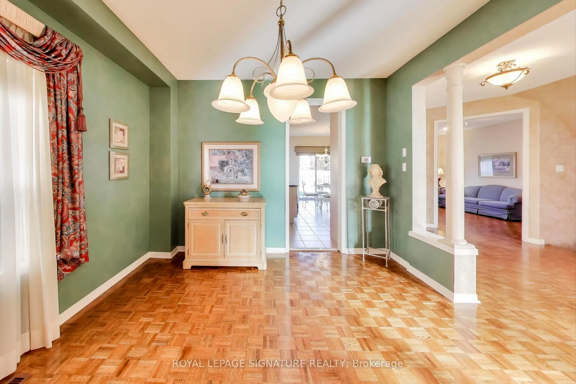 Photo 10 of 127 Mountcharles Crescent, Vaughan, Maple — HOMEH
