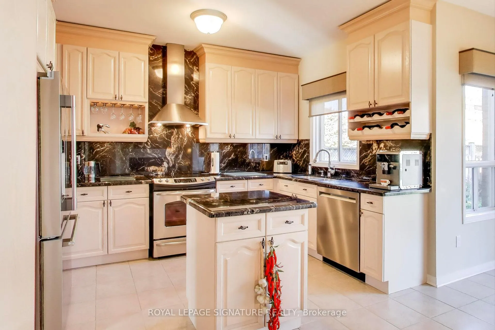 Photo 11 of 127 Mountcharles Crescent, Vaughan, Maple — HOMEH