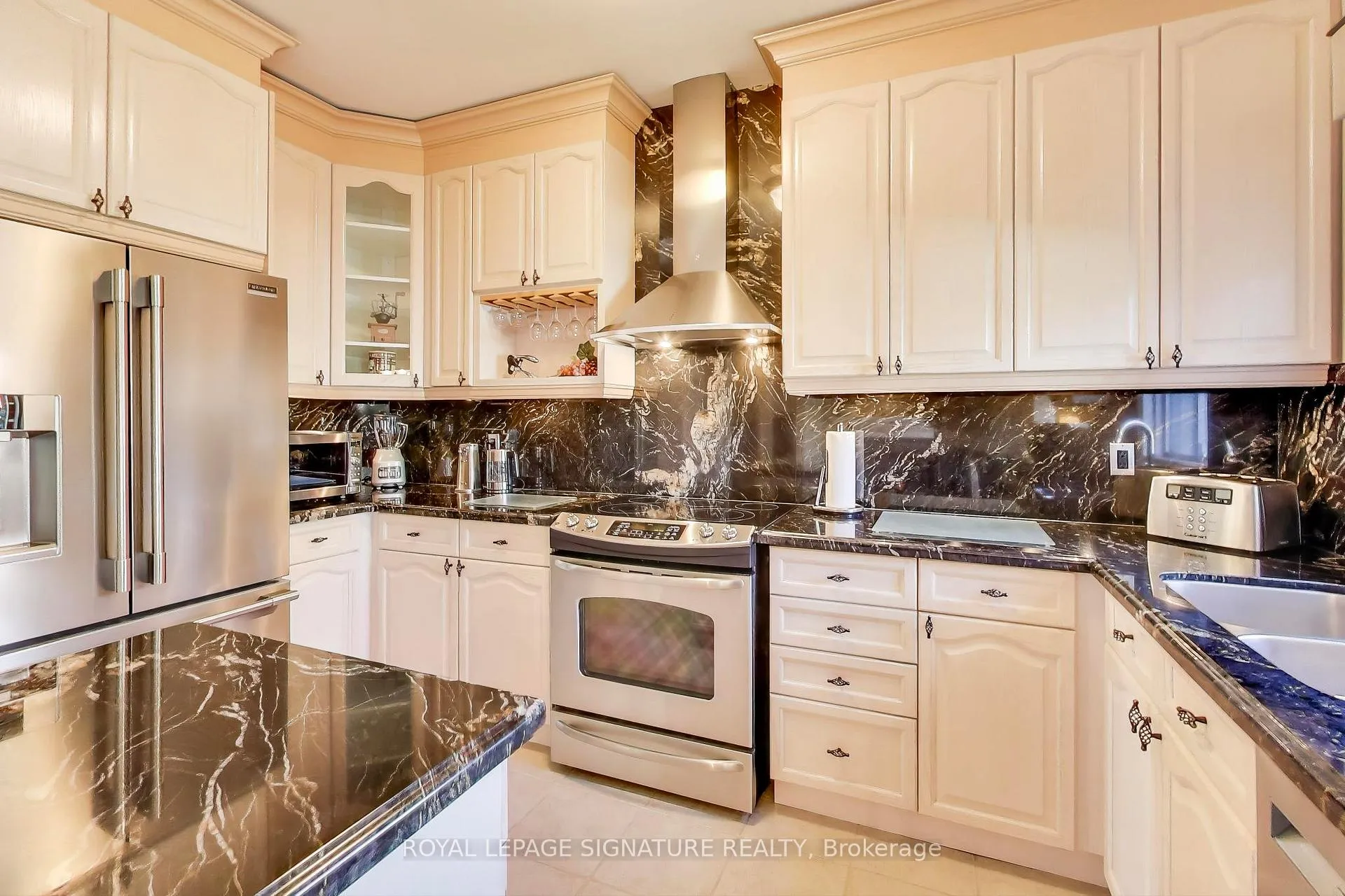 Photo 12 of 127 Mountcharles Crescent, Vaughan, Maple — HOMEH