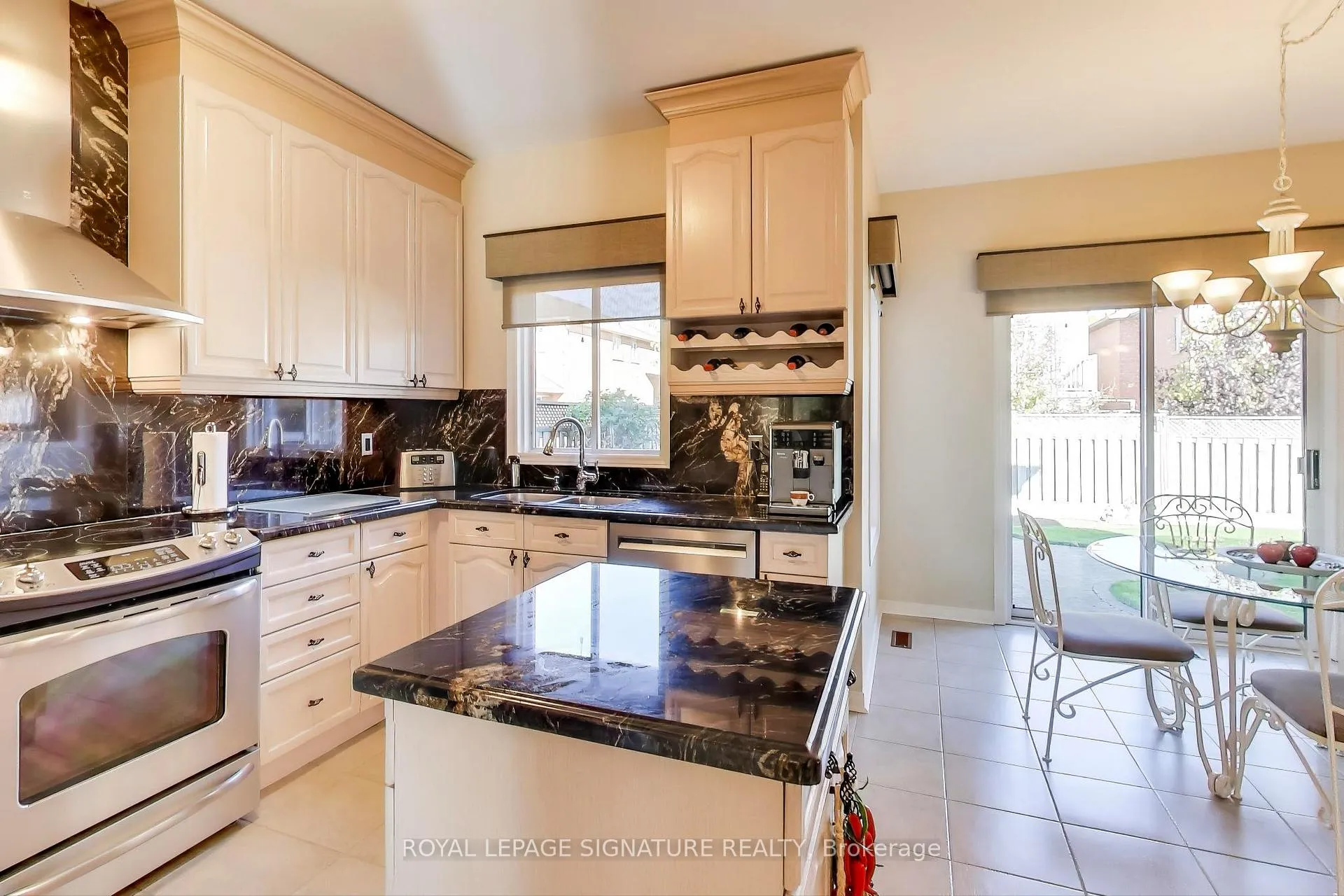 Photo 13 of 127 Mountcharles Crescent, Vaughan, Maple — HOMEH