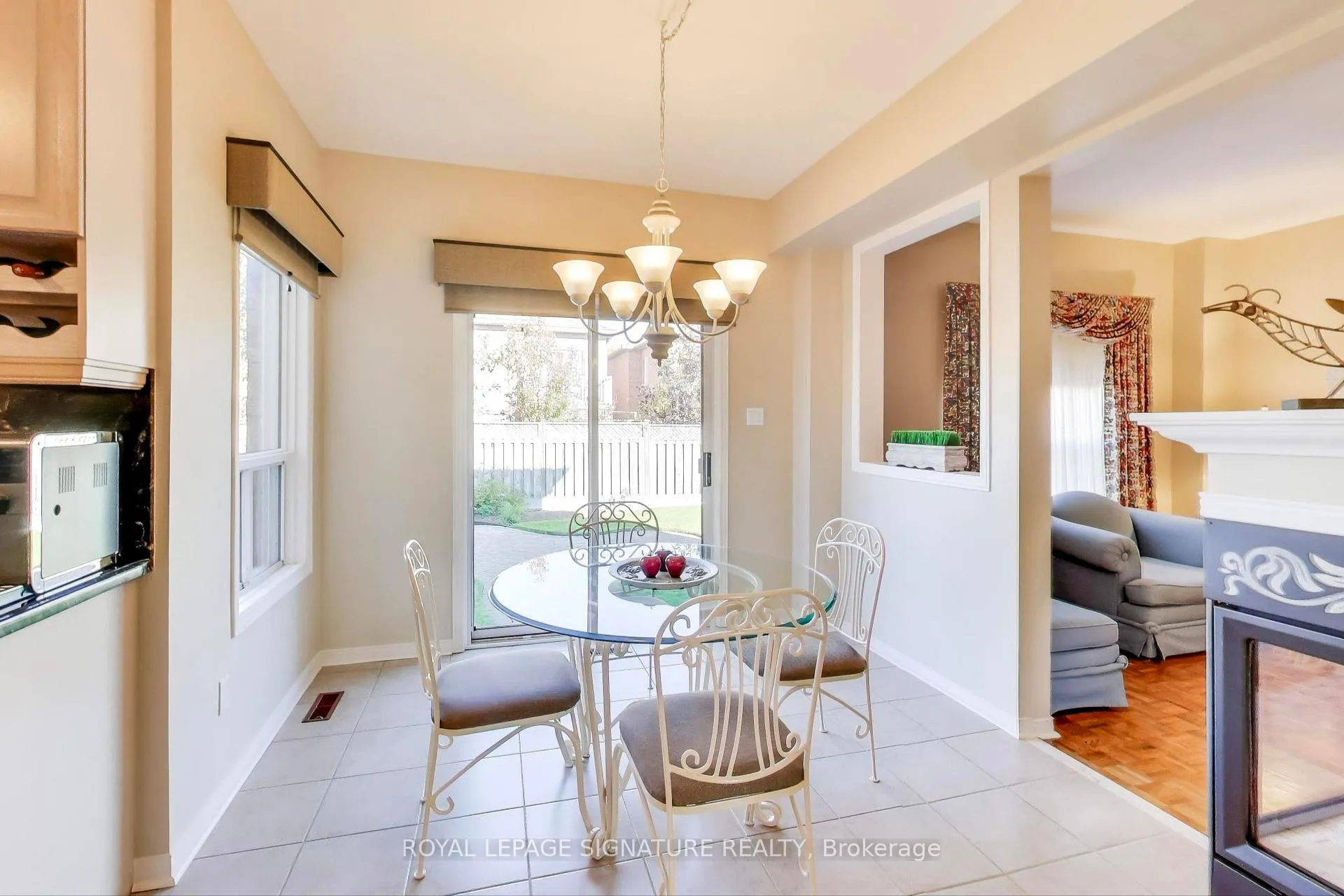 Photo 14 of 127 Mountcharles Crescent, Vaughan, Maple — HOMEH