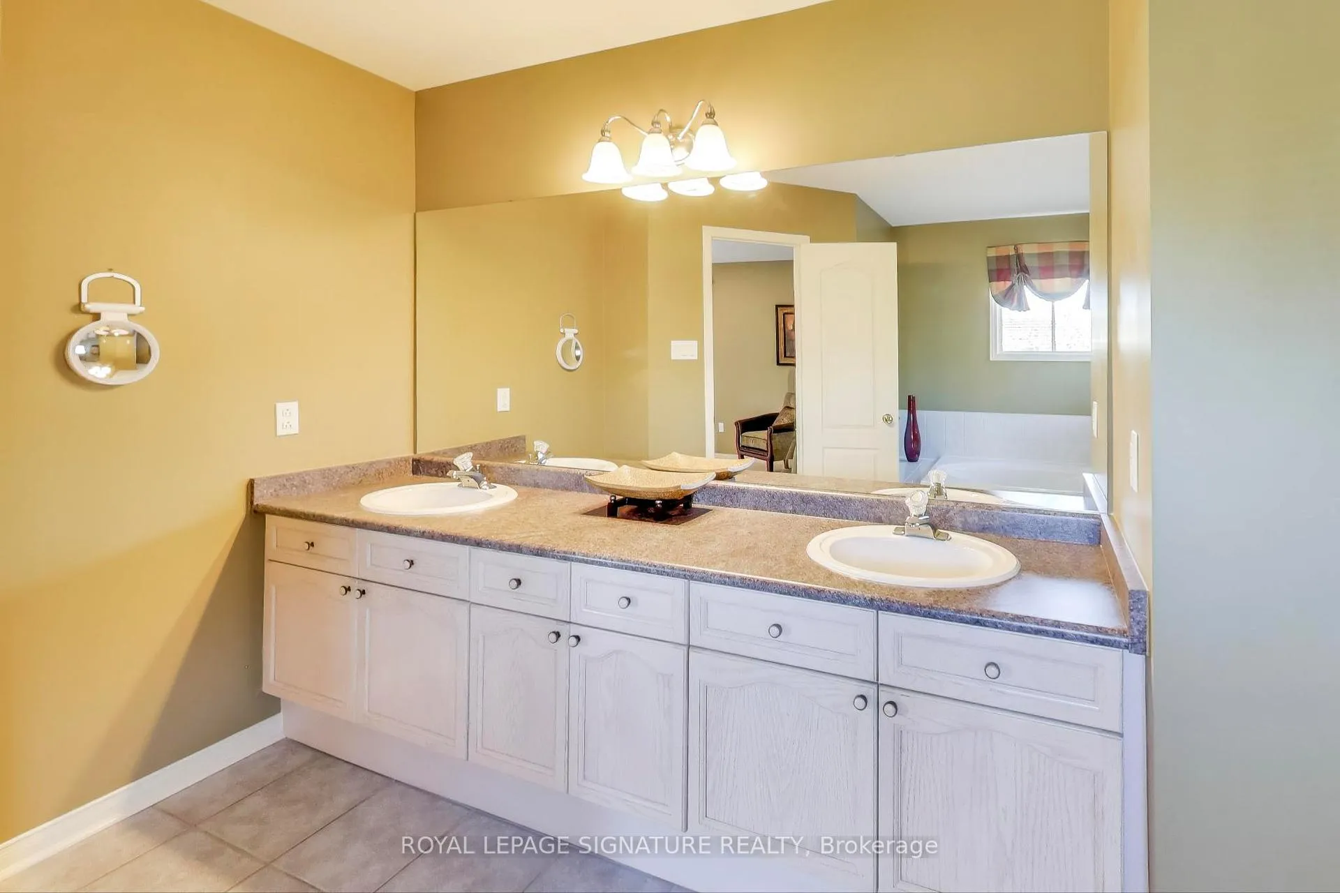 Photo 24 of 127 Mountcharles Crescent, Vaughan, Maple — HOMEH
