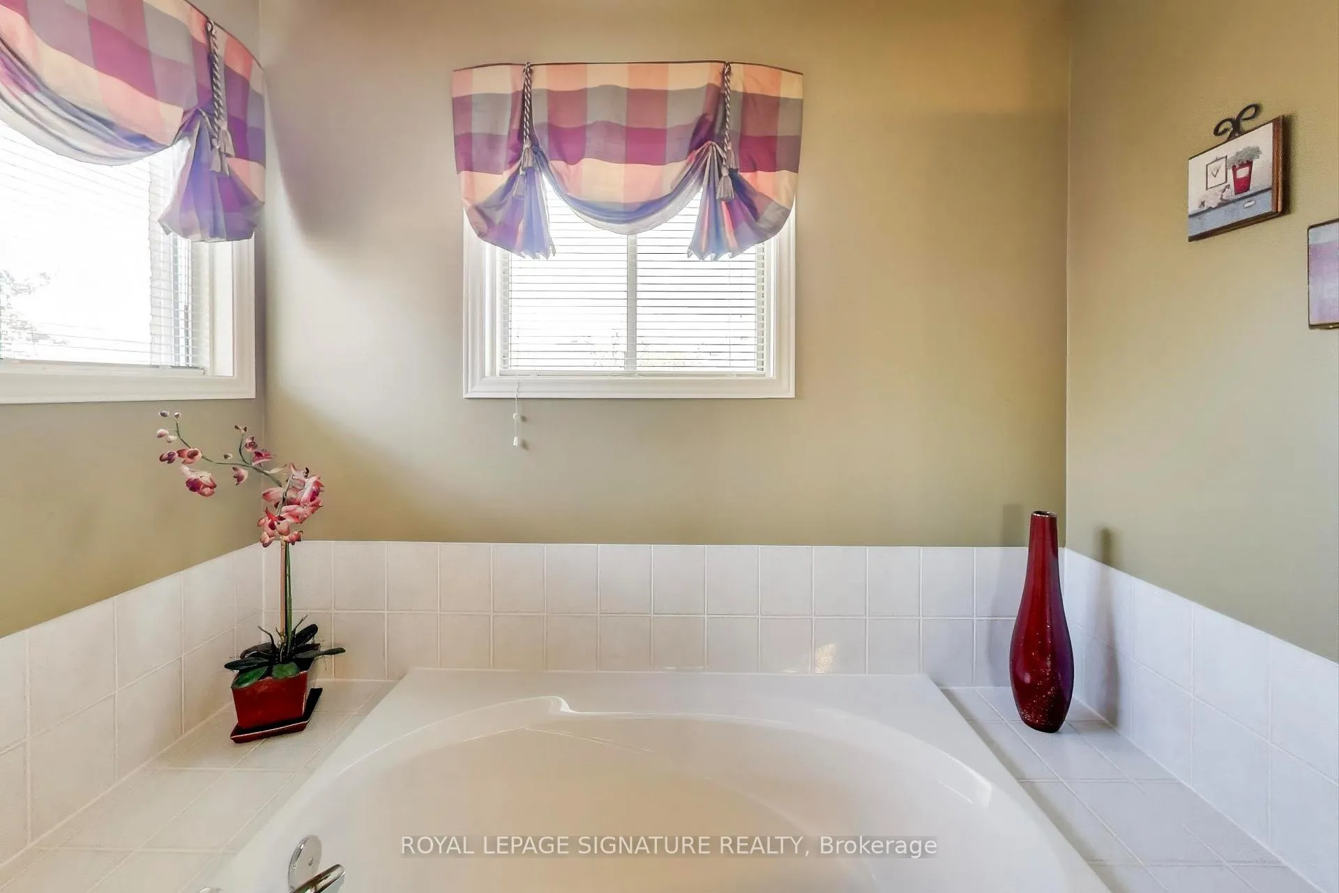 Photo 26 of 127 Mountcharles Crescent, Vaughan, Maple — HOMEH