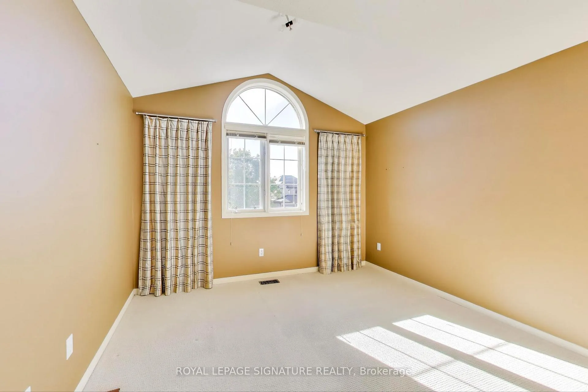 Photo 32 of 127 Mountcharles Crescent, Vaughan, Maple — HOMEH