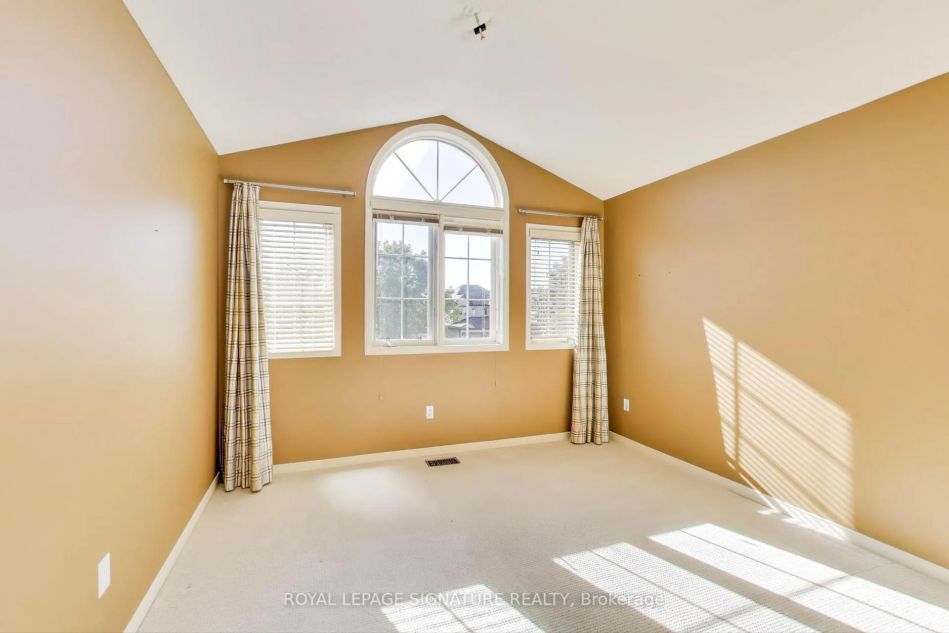 Photo 33 of 127 Mountcharles Crescent, Vaughan, Maple — HOMEH