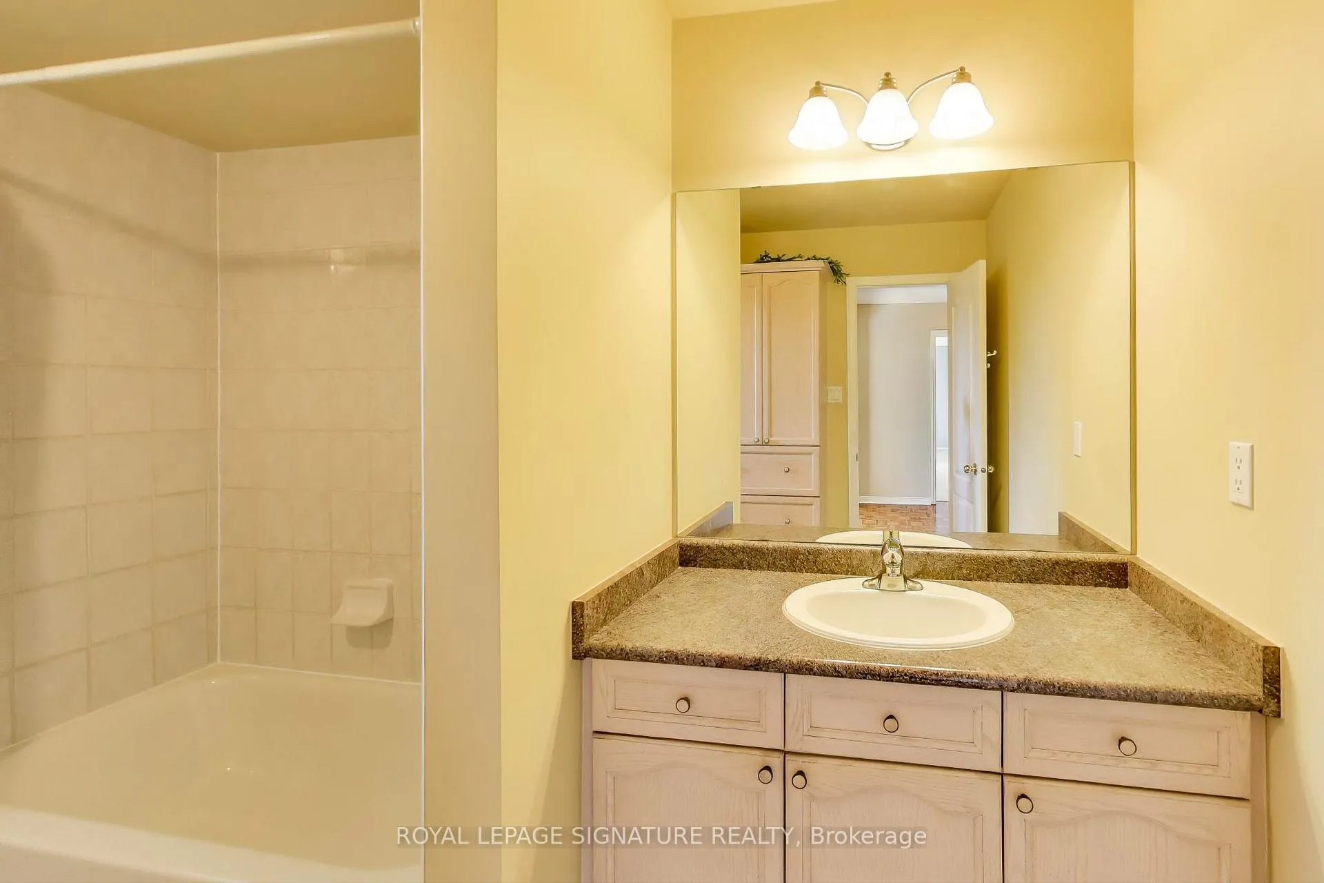 Photo 35 of 127 Mountcharles Crescent, Vaughan, Maple — HOMEH