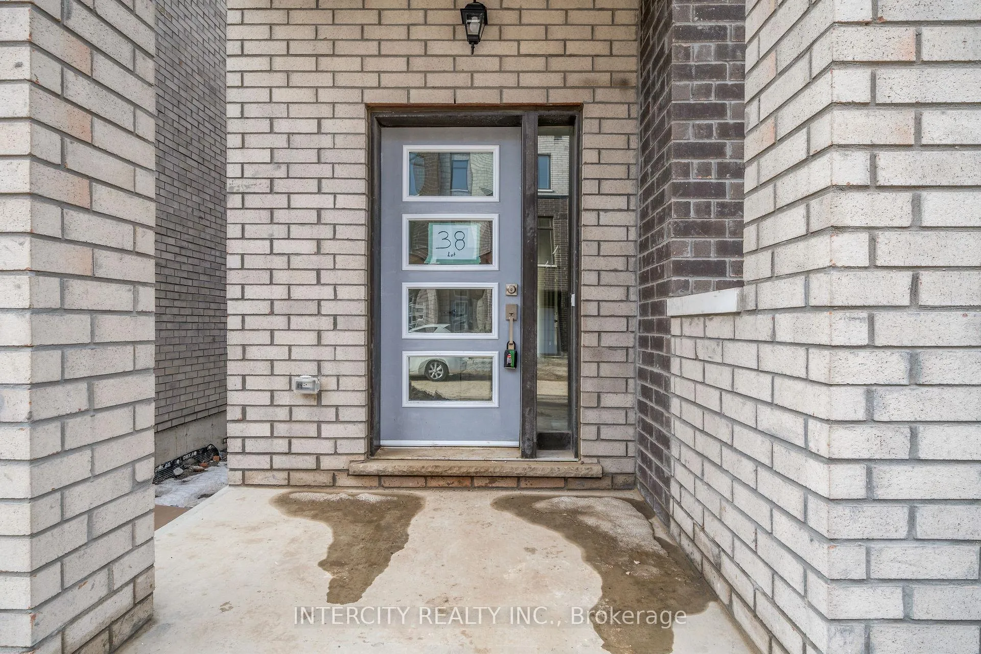 Photo 2 of 12 Queenpost Drive, Brampton, Credit Valley — HOMEH