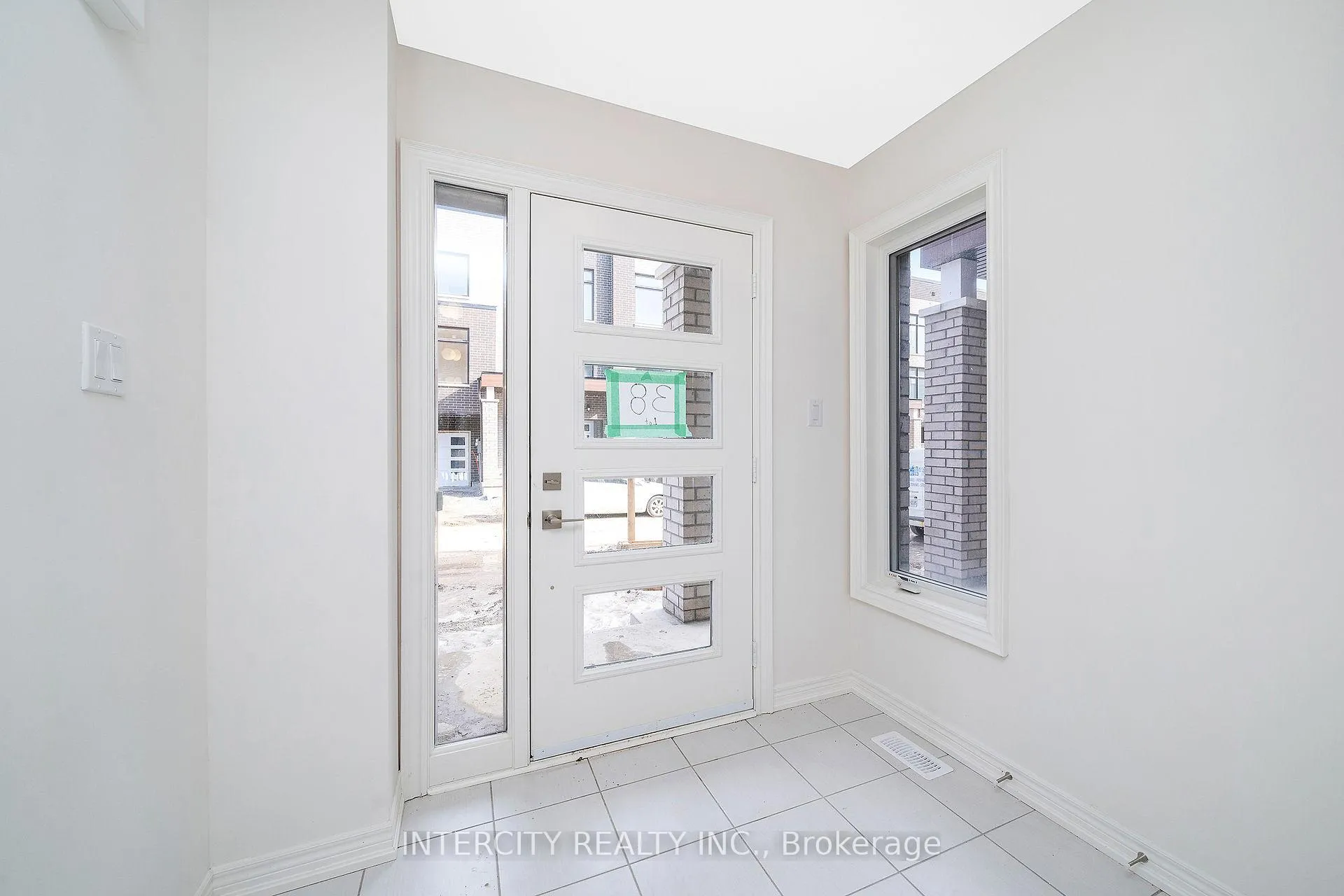 Photo 3 of 12 Queenpost Drive, Brampton, Credit Valley — HOMEH