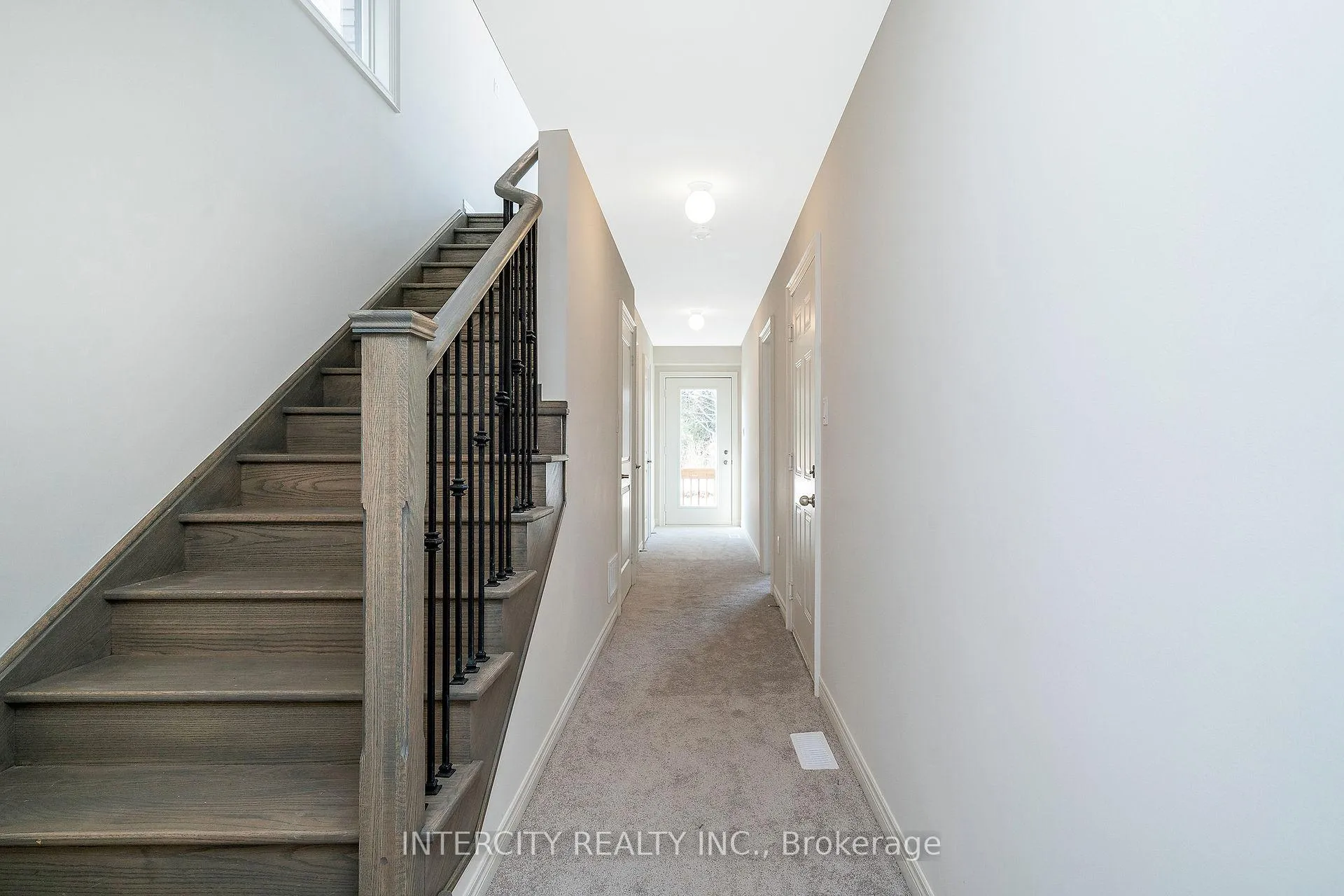 Photo 4 of 12 Queenpost Drive, Brampton, Credit Valley — HOMEH