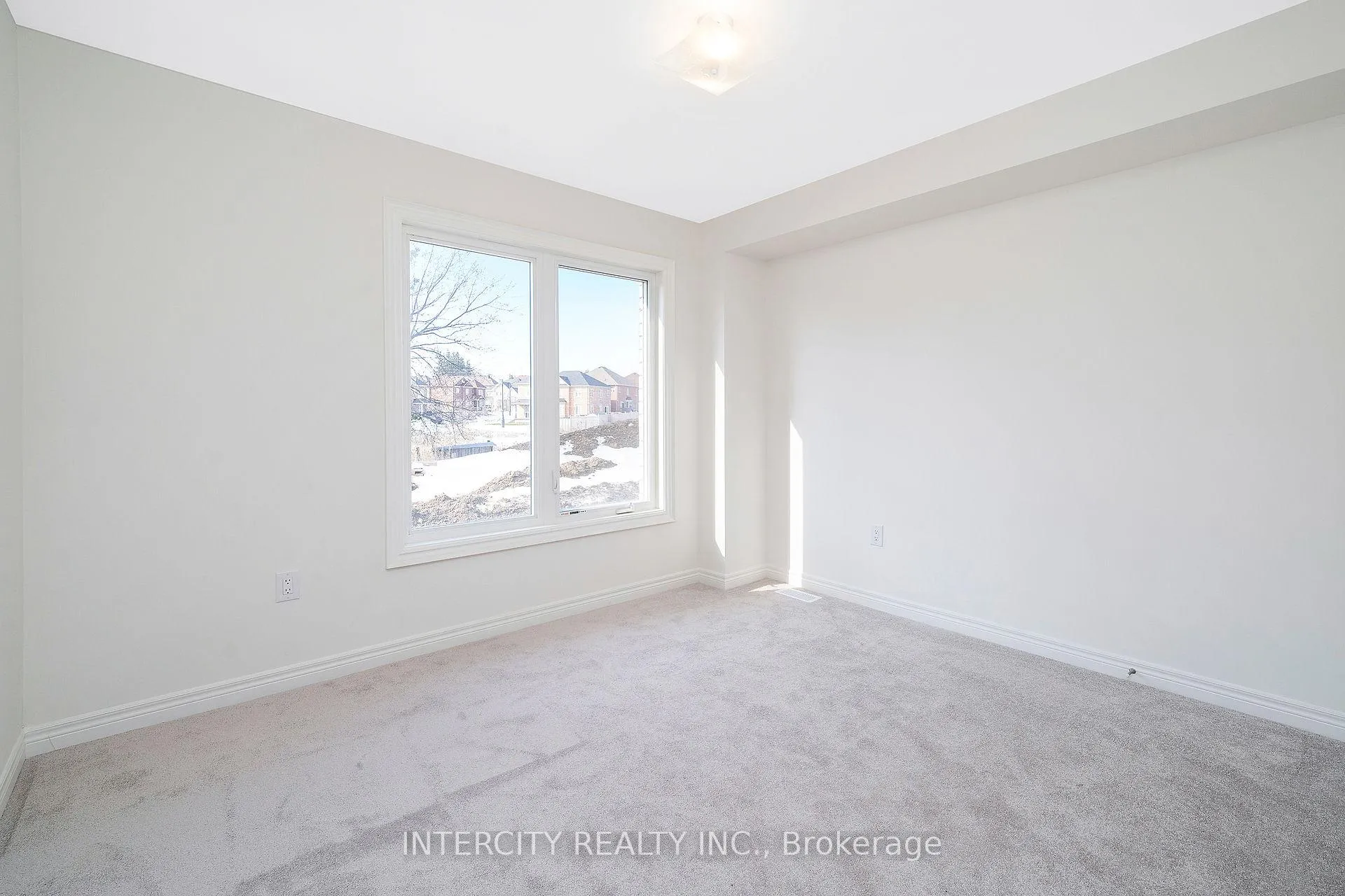 Photo 5 of 12 Queenpost Drive, Brampton, Credit Valley — HOMEH