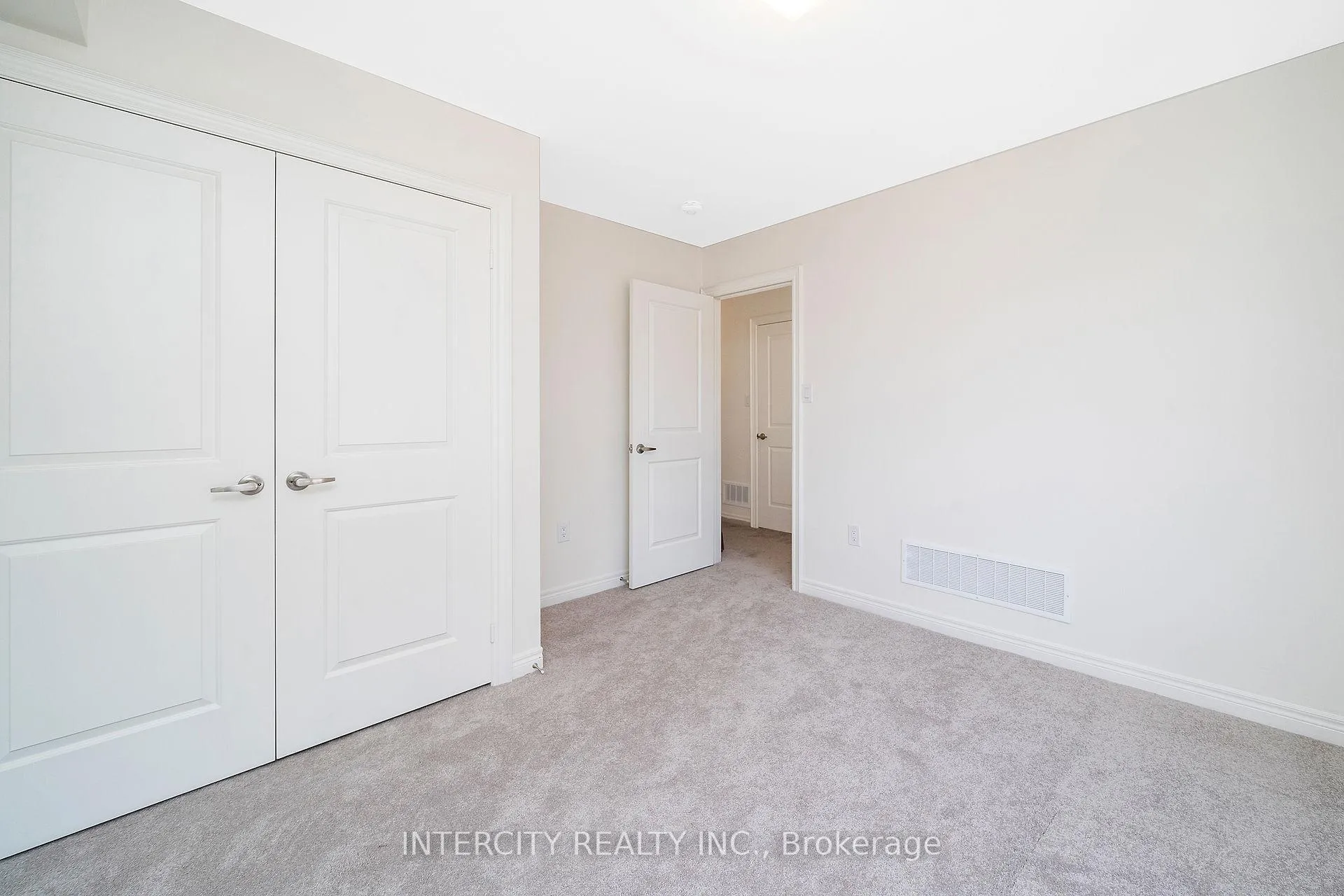 Photo 6 of 12 Queenpost Drive, Brampton, Credit Valley — HOMEH