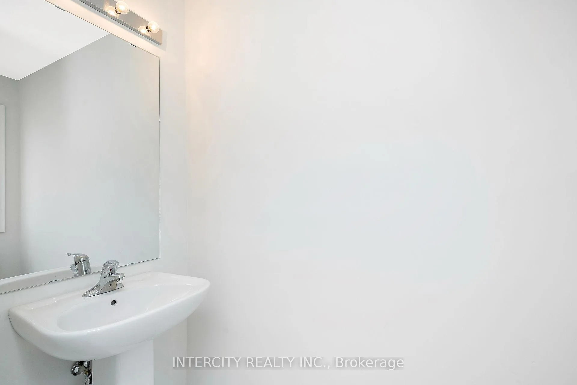 Photo 7 of 12 Queenpost Drive, Brampton, Credit Valley — HOMEH