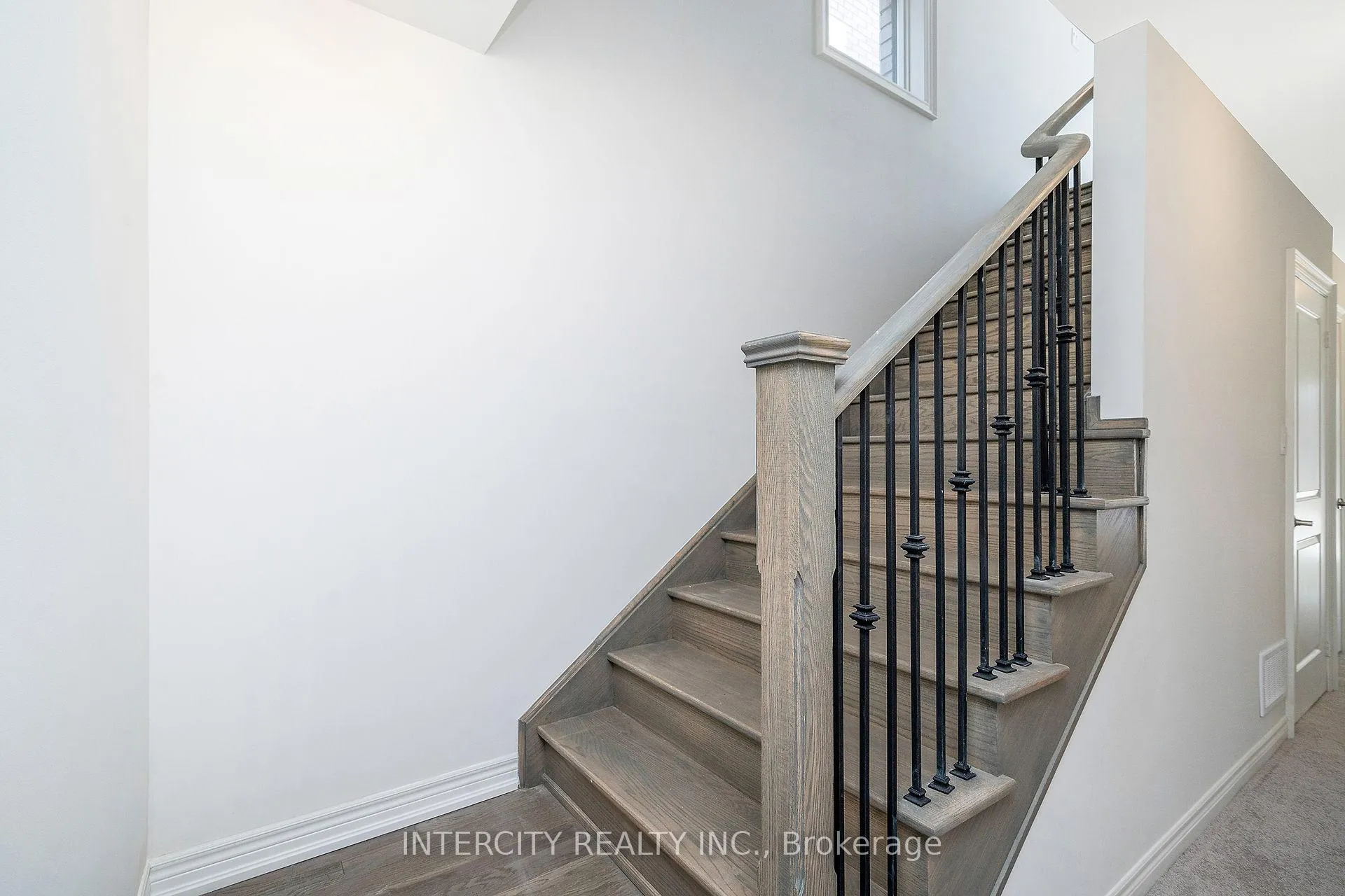 Photo 8 of 12 Queenpost Drive, Brampton, Credit Valley — HOMEH