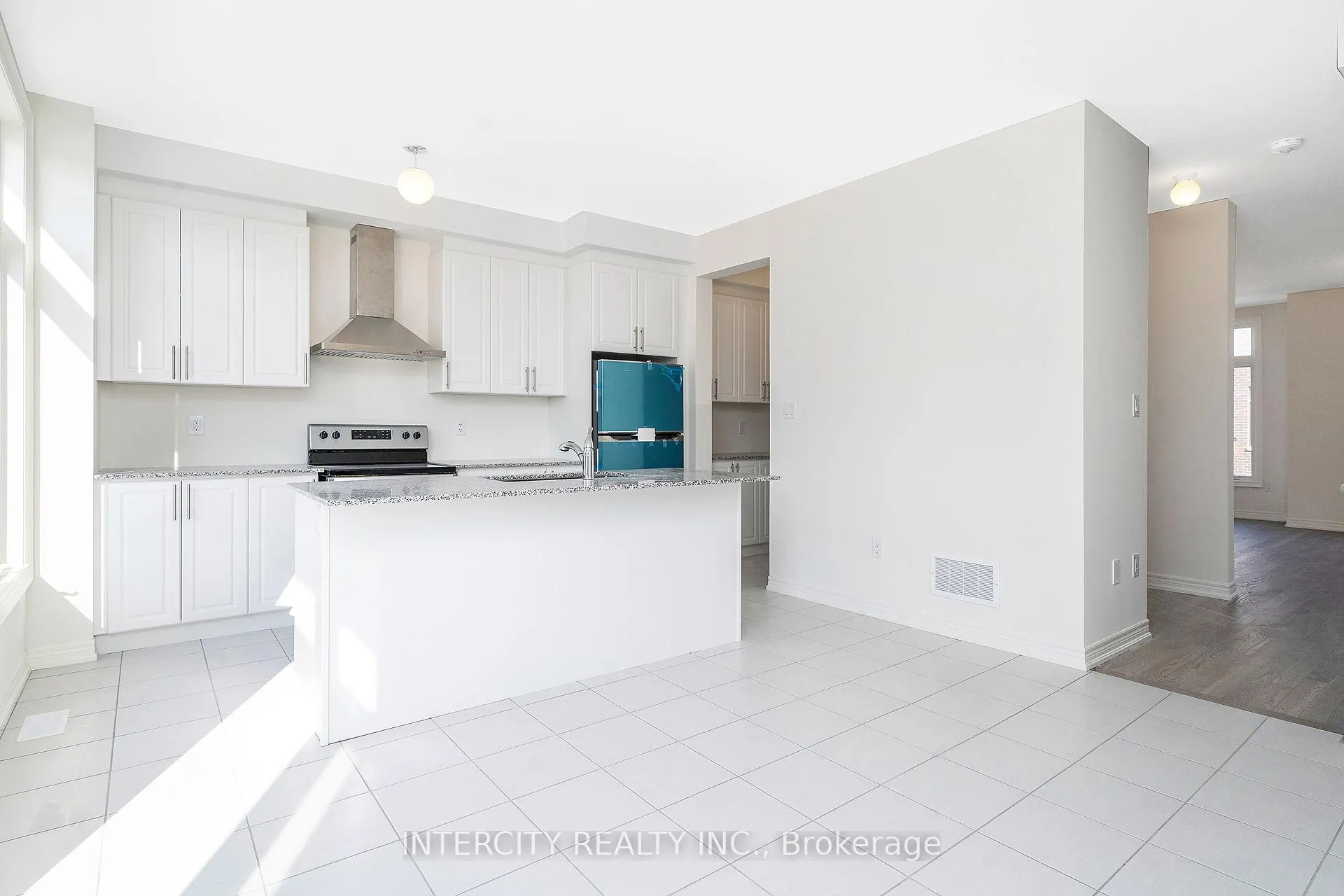 Photo 10 of 12 Queenpost Drive, Brampton, Credit Valley — HOMEH