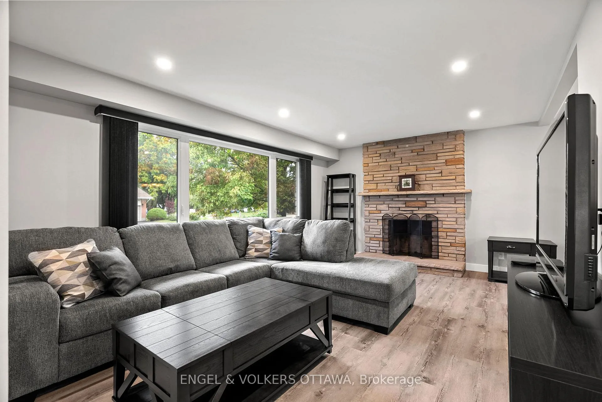 Photo 3 of 20 Gary Avenue, Ottawa, Manordale — HOMEH