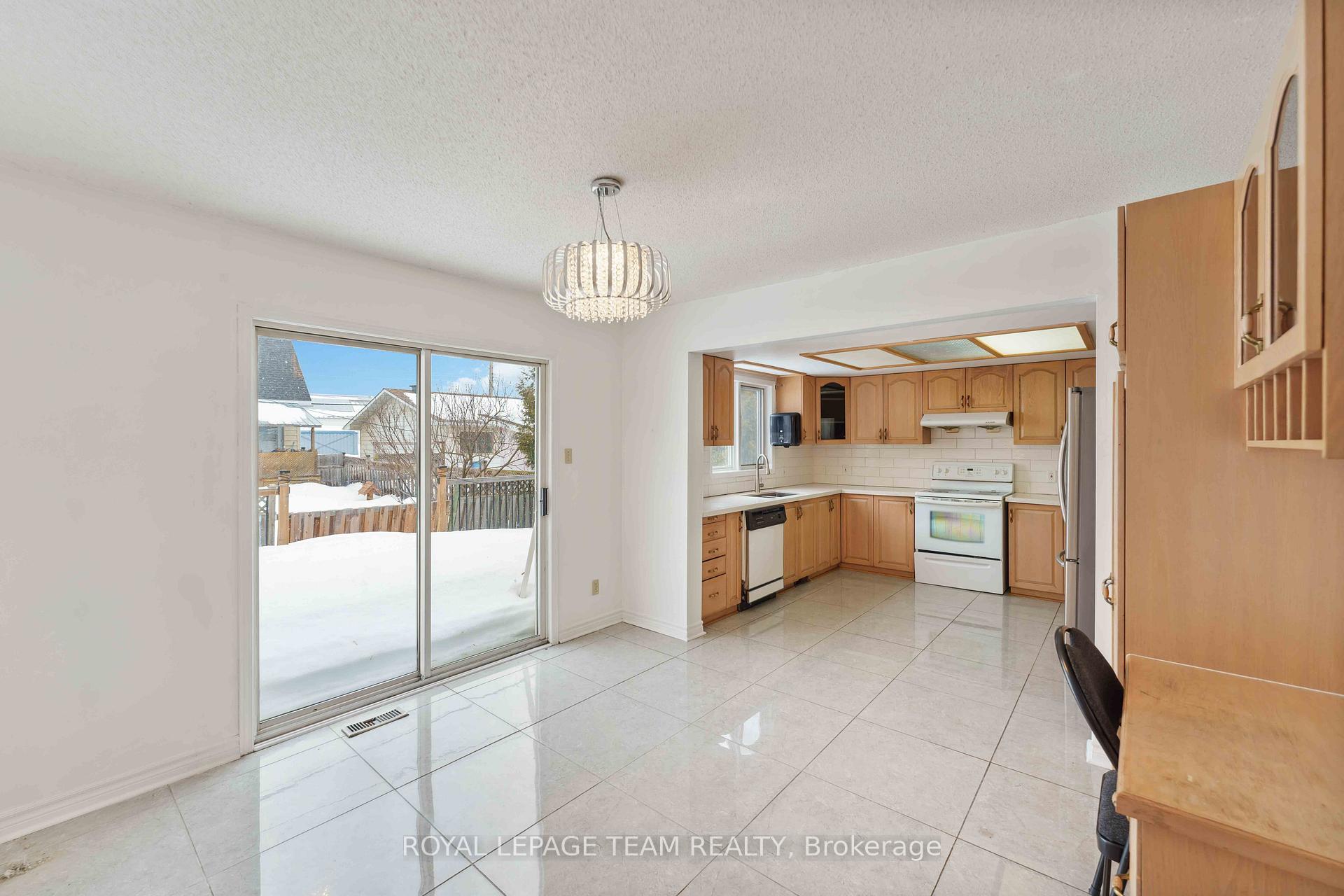 Photo 14 of 1327 Brookline Avenue, Ottawa, Ellwood — HOMEH