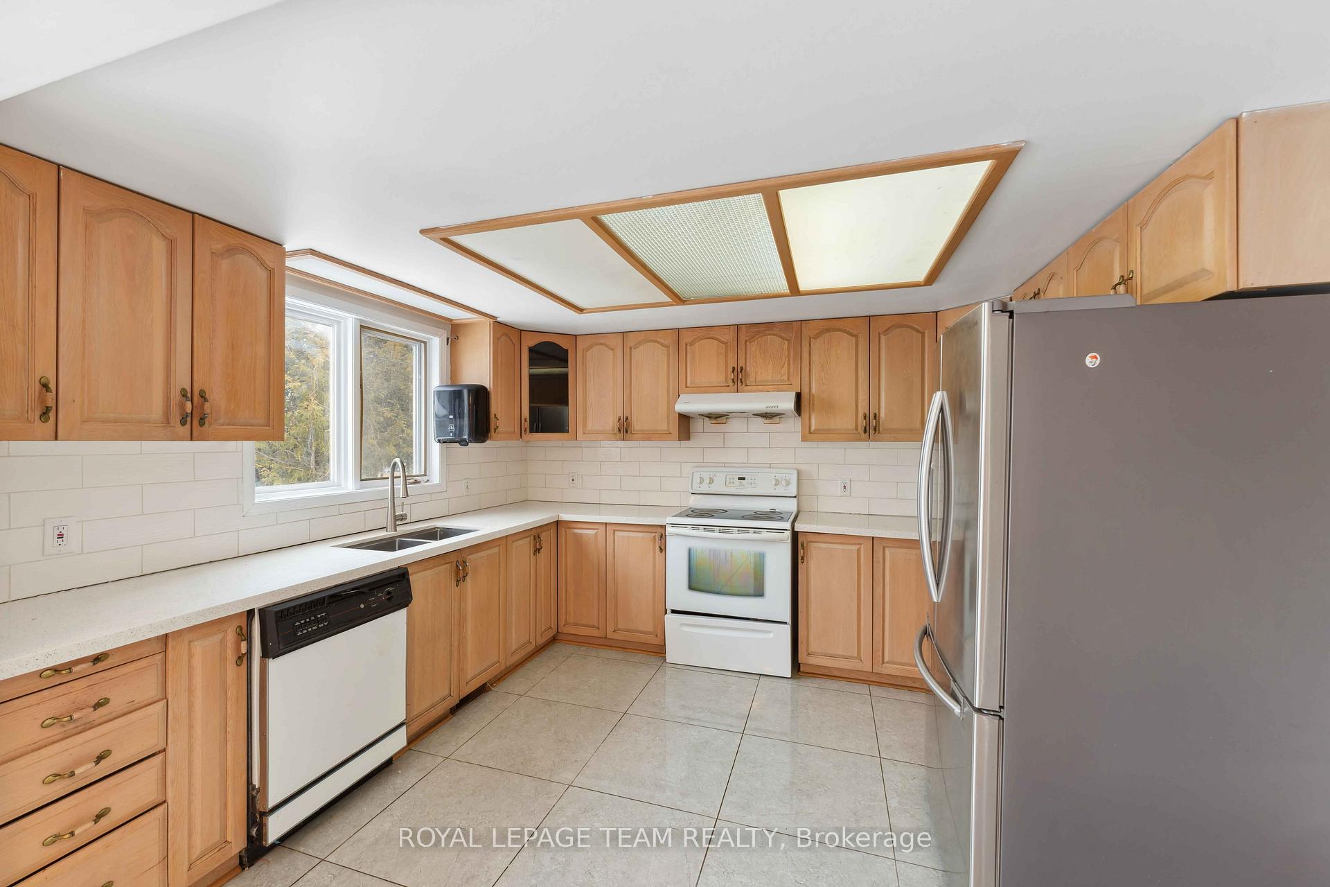 Photo 17 of 1327 Brookline Avenue, Ottawa, Ellwood — HOMEH