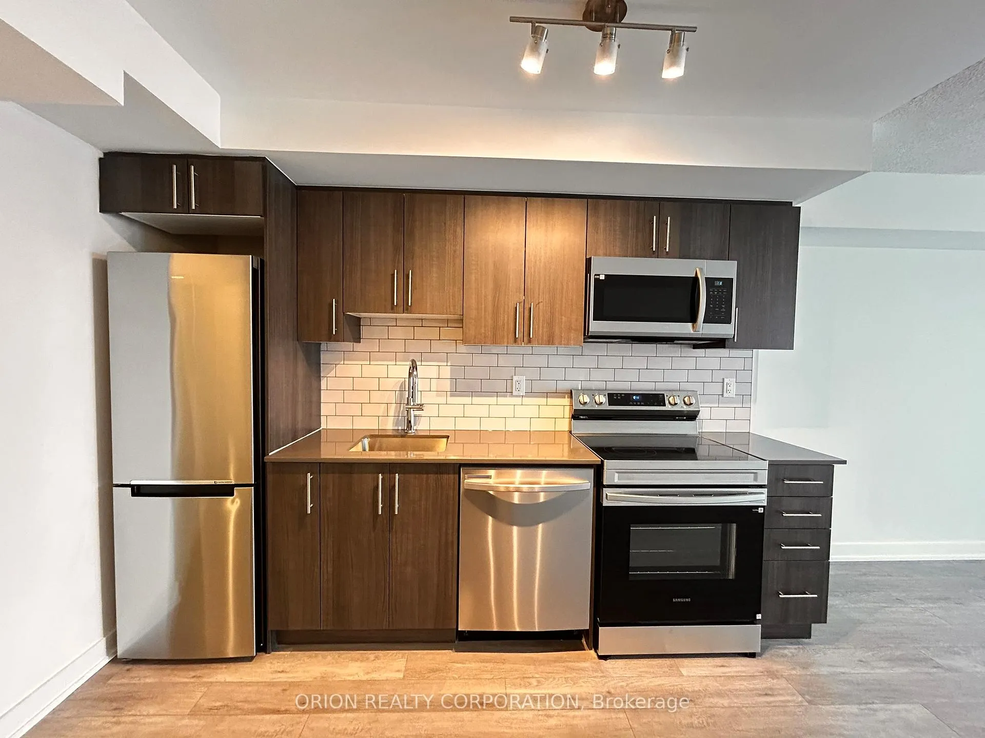 Photo 3 of Unit 904, 1010 Sandy Beach Road, Pickering, Bay Ridges — HOMEH