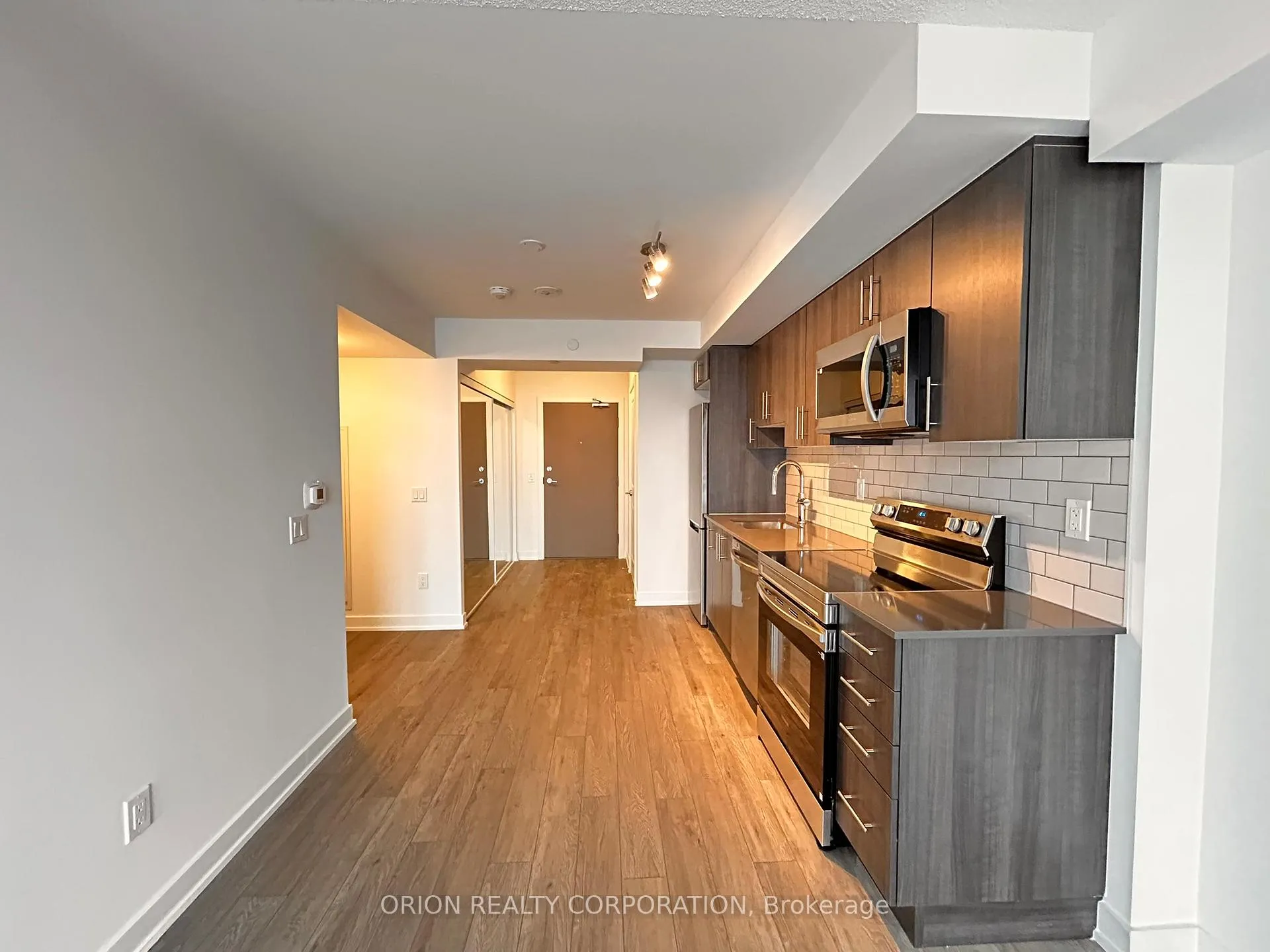 Photo 5 of Unit 904, 1010 Sandy Beach Road, Pickering, Bay Ridges — HOMEH