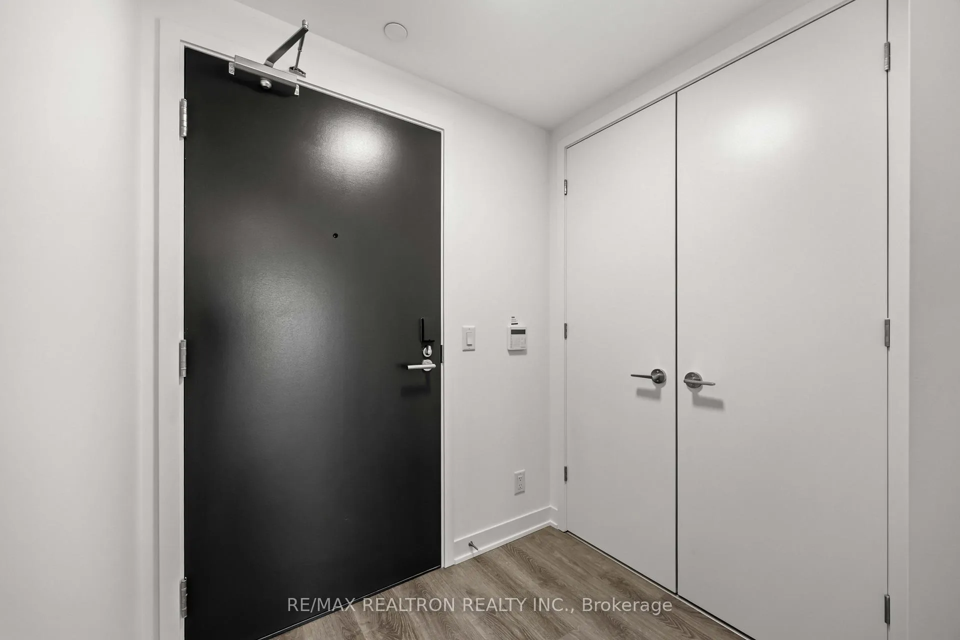 Photo 5 of Unit 905, 180 Front Street E, Toronto, Moss Park — HOMEH