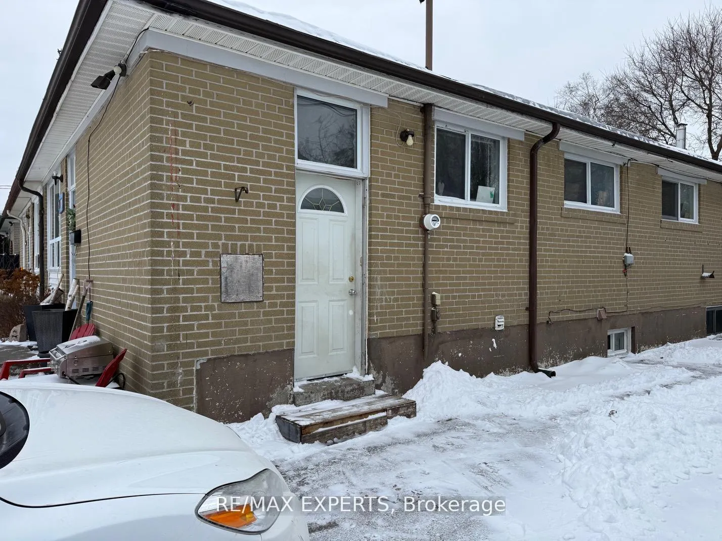 Photo 2 of Unit Bsmt, 14 Richardson Drive, Aurora, Aurora Highlands — HOMEH