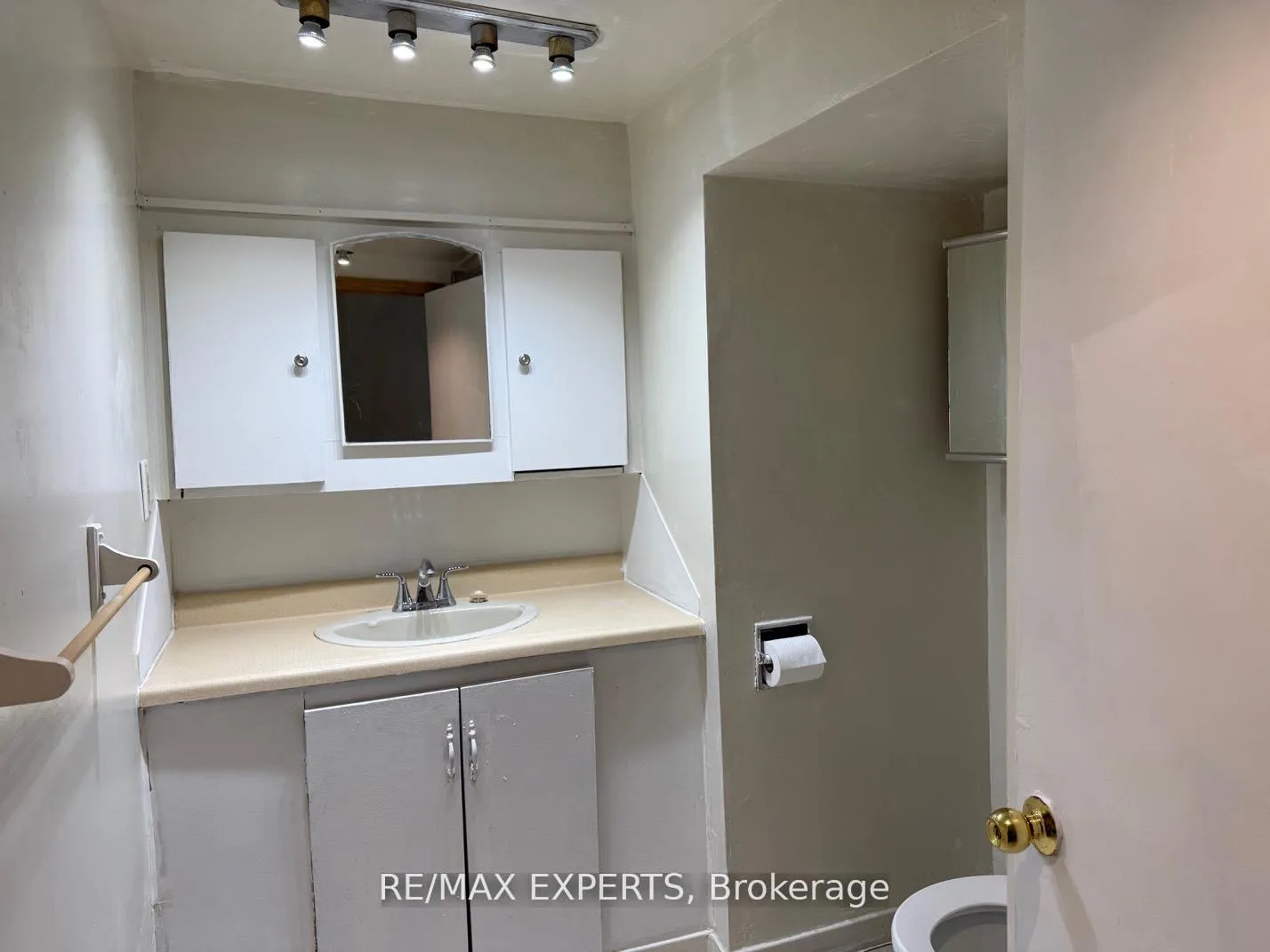 Photo 10 of Unit Bsmt, 14 Richardson Drive, Aurora, Aurora Highlands — HOMEH