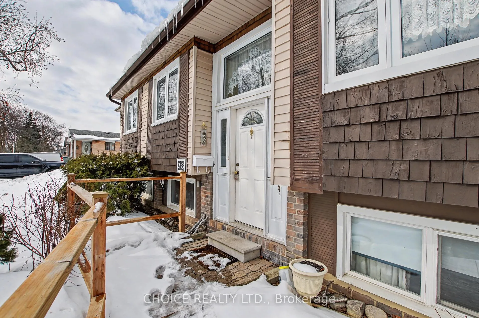 Photo 4 of 38 Herkley Drive, Brampton, Madoc — HOMEH