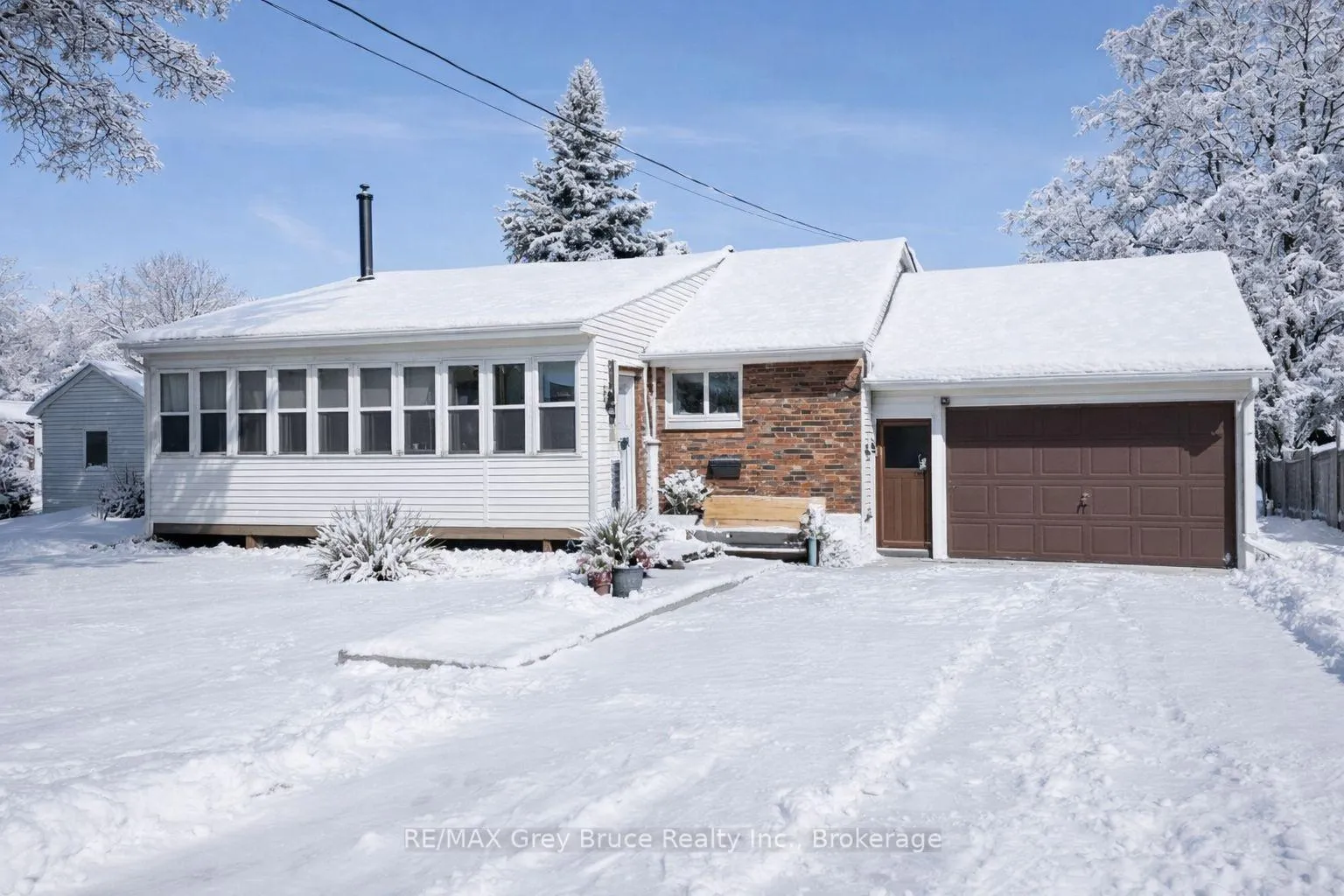 Front of 836 11TH Street W