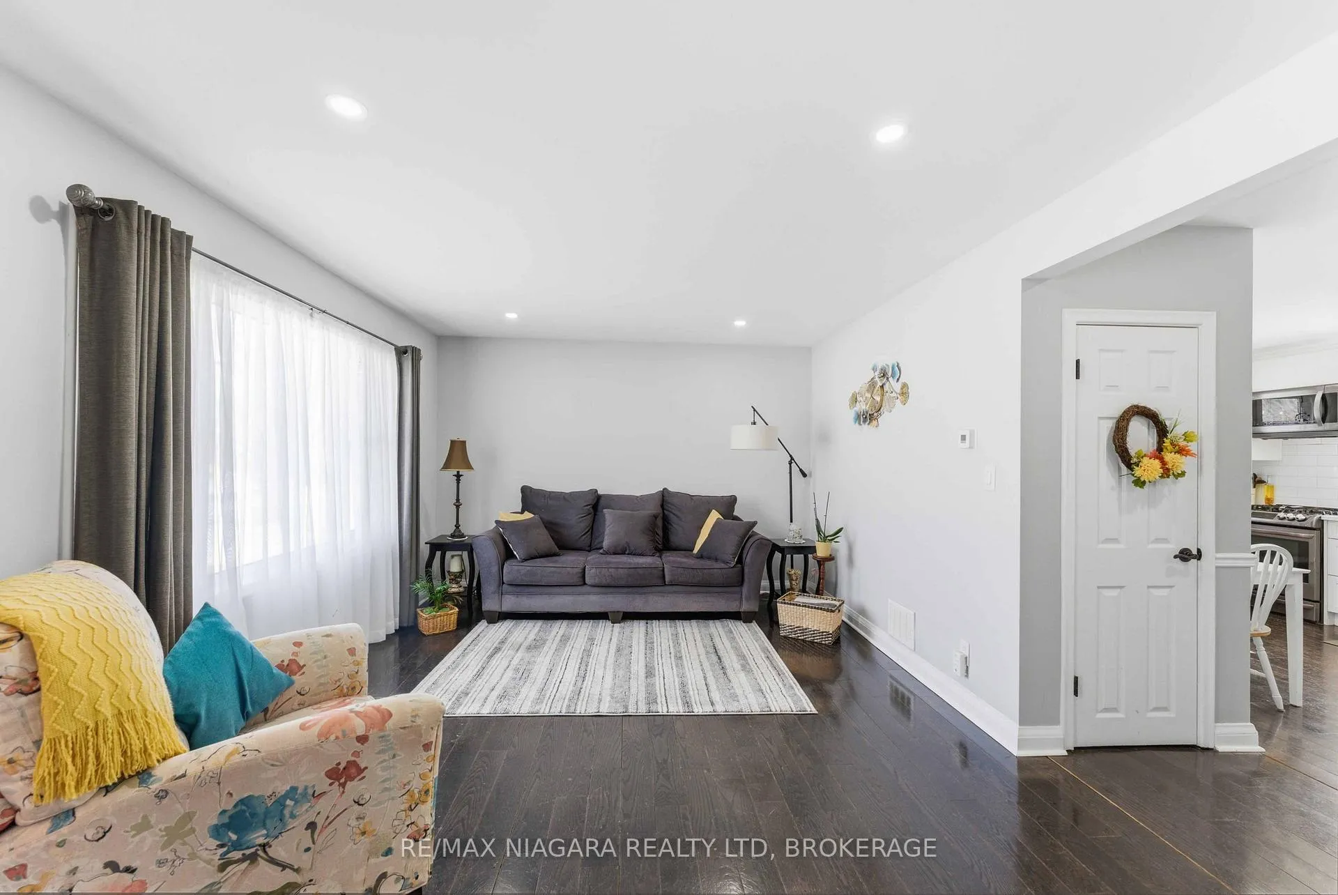 Photo 4 of 6122 Burdette Drive E, Niagara Falls, Cherrywood — HOMEH