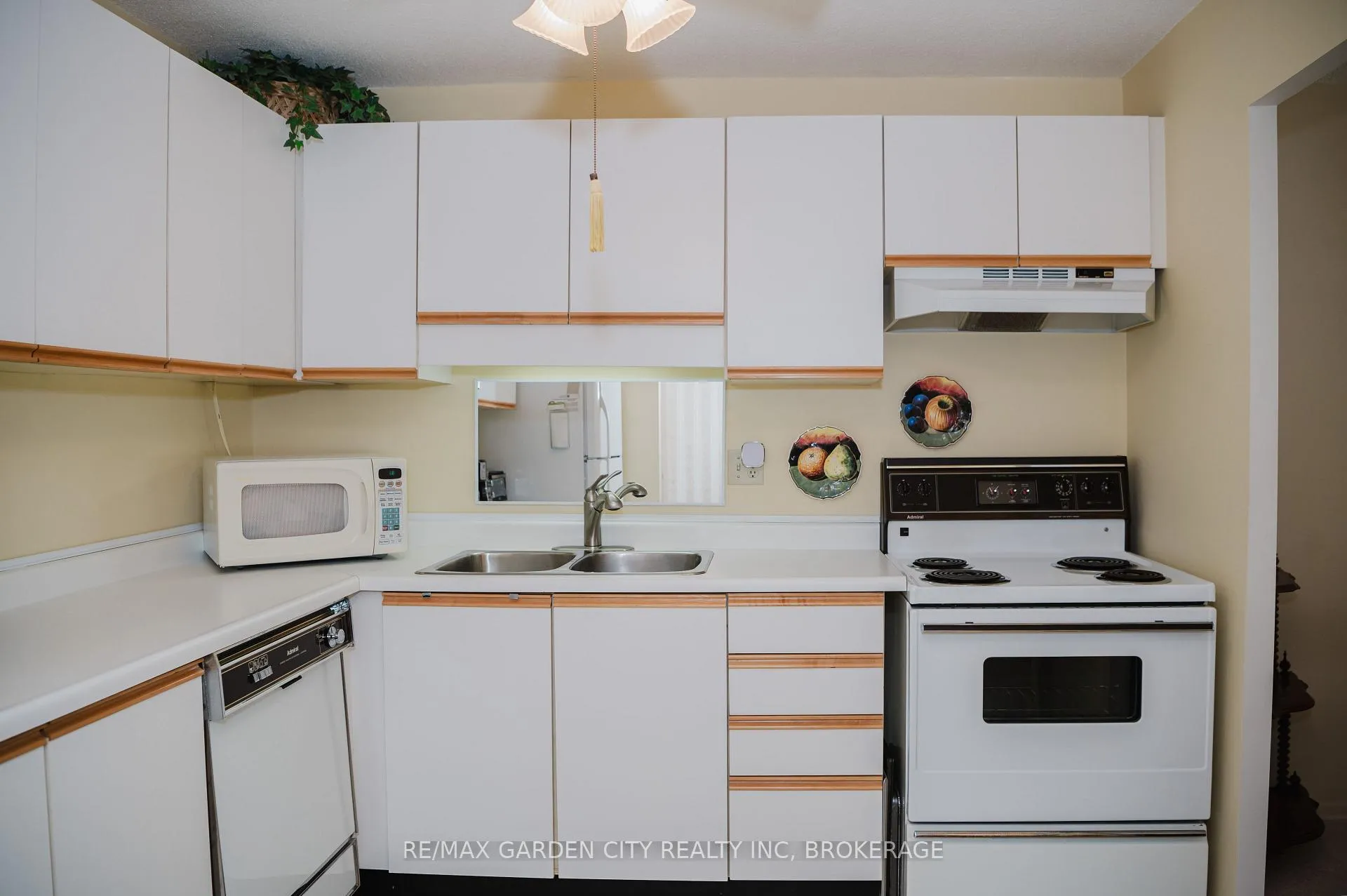 Photo 5 of Unit 307, 7 Gale Crescent, St. Catharines, E. Chester — HOMEH