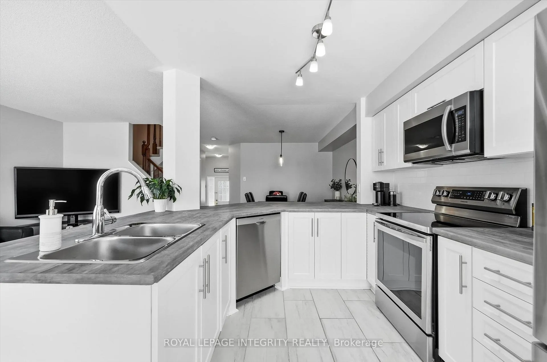 Photo 15 of 329 Brigitta Street, Ottawa, Kanata - Emerald Meadows/Trailwest — HOMEH