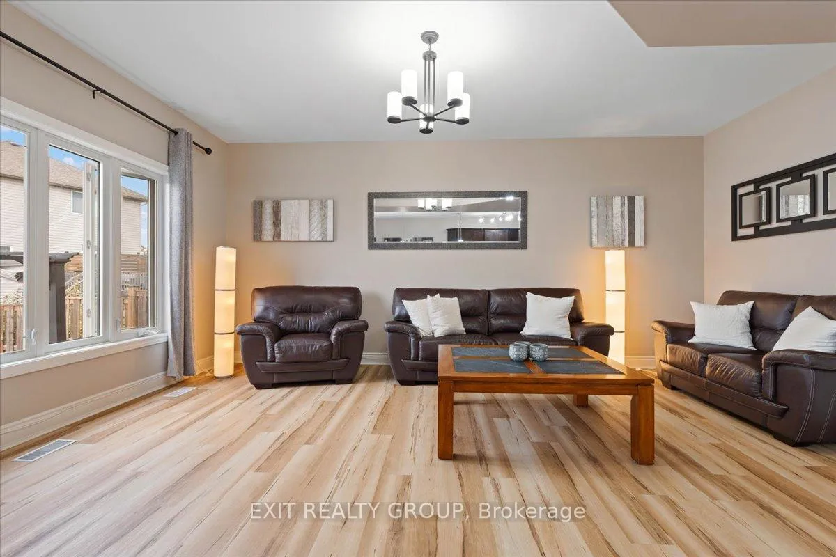 Photo 13 of 82 Mountain Ash Drive, Belleville, Thurlow Ward — HOMEH