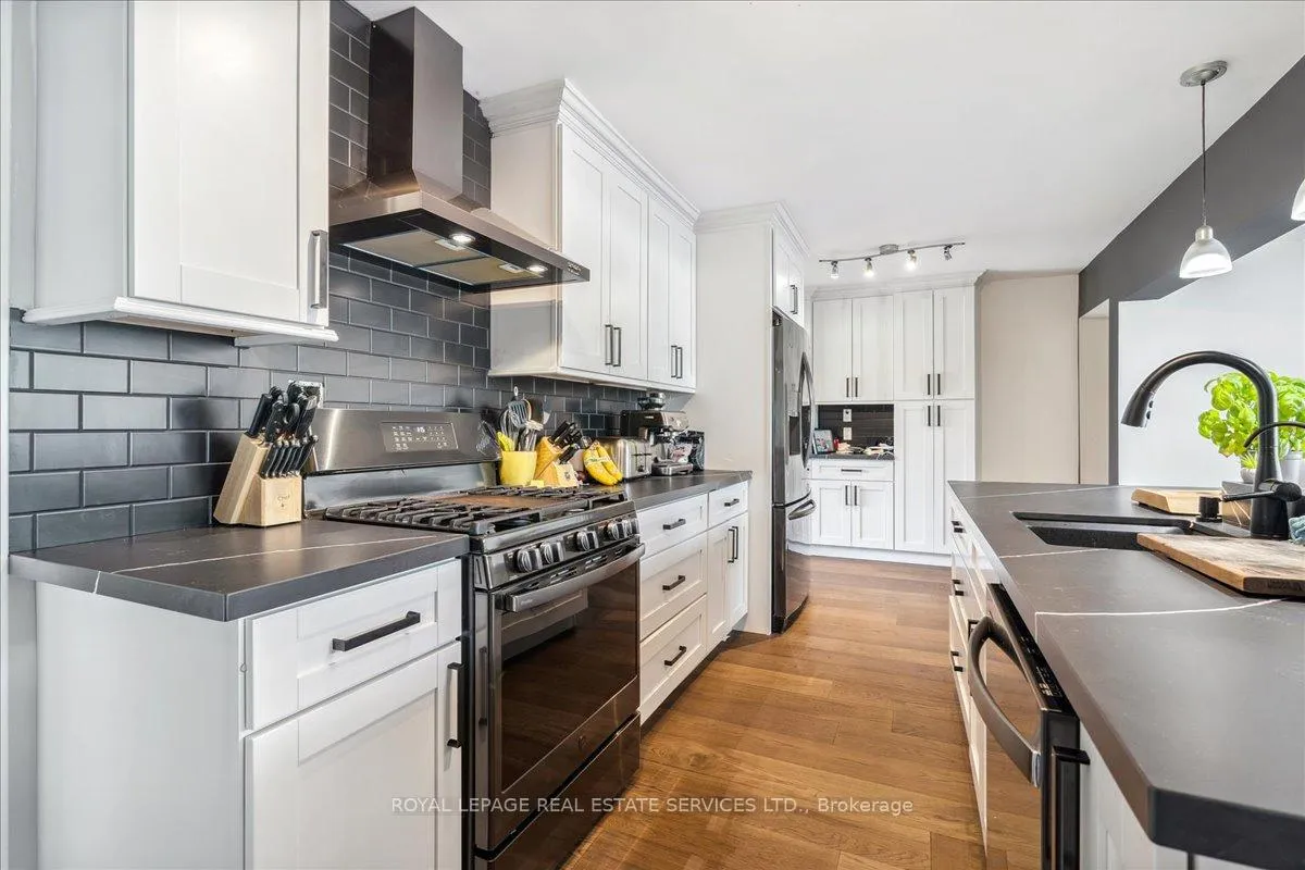Photo 12 of 1099 Burnhamthorpe Road W, Oakville, Sixteen Hollow — HOMEH