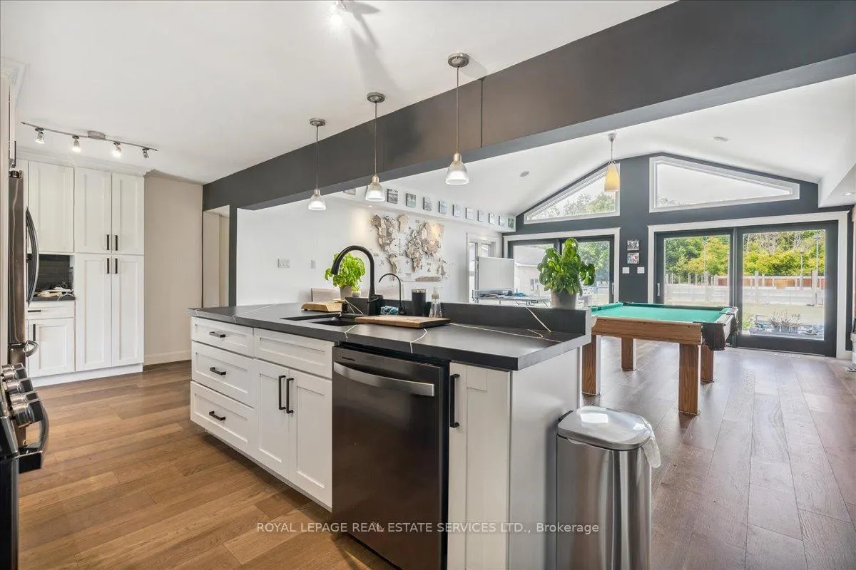 Photo 13 of 1099 Burnhamthorpe Road W, Oakville, Sixteen Hollow — HOMEH