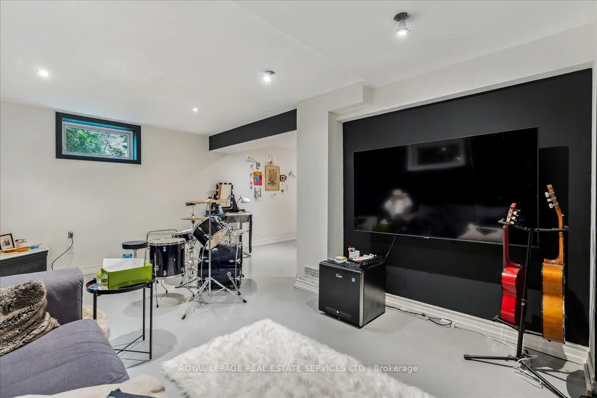 Photo 25 of 1099 Burnhamthorpe Road W, Oakville, Sixteen Hollow — HOMEH