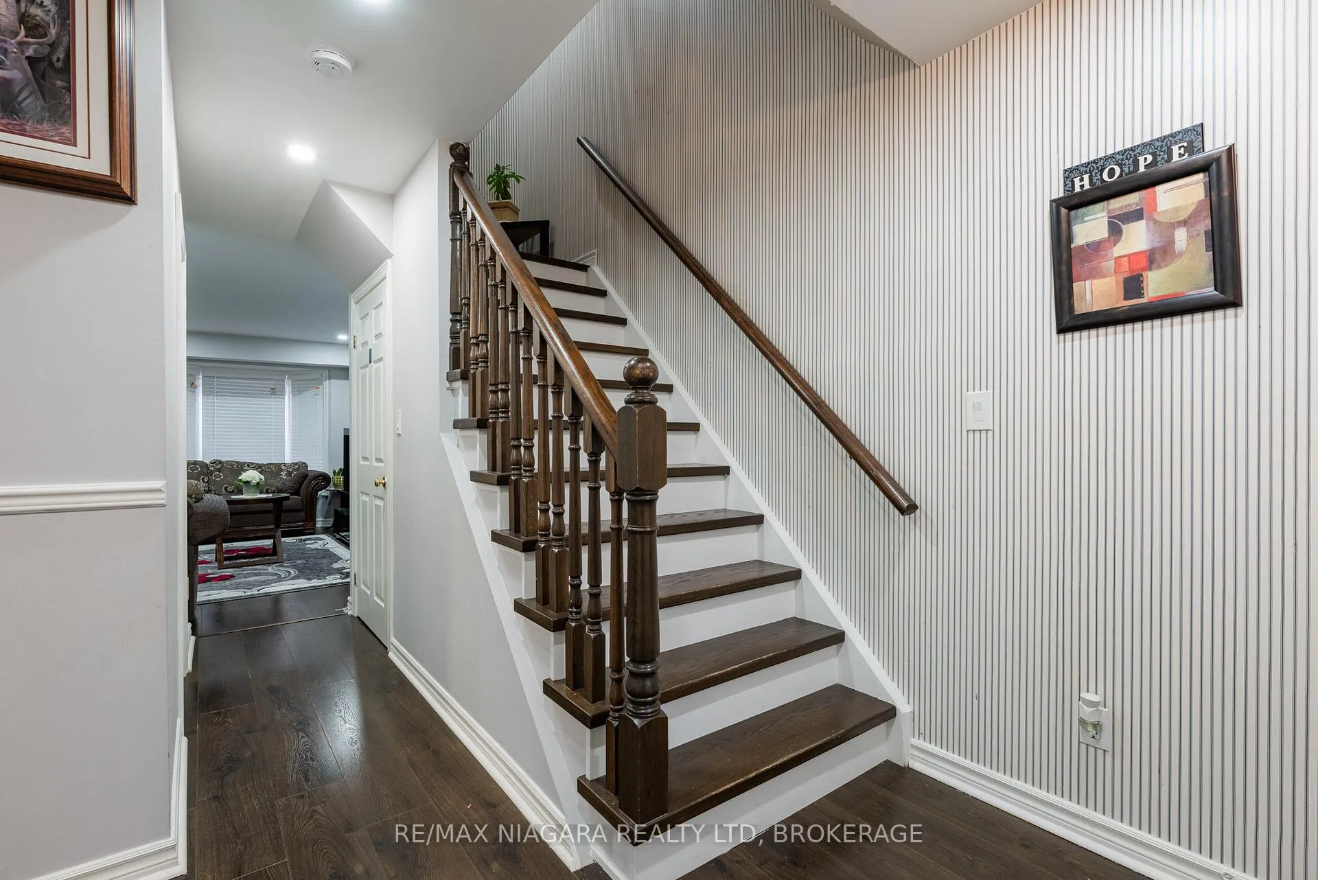 Photo 5 of 201 Windsor Street, Welland, Broadway — HOMEH