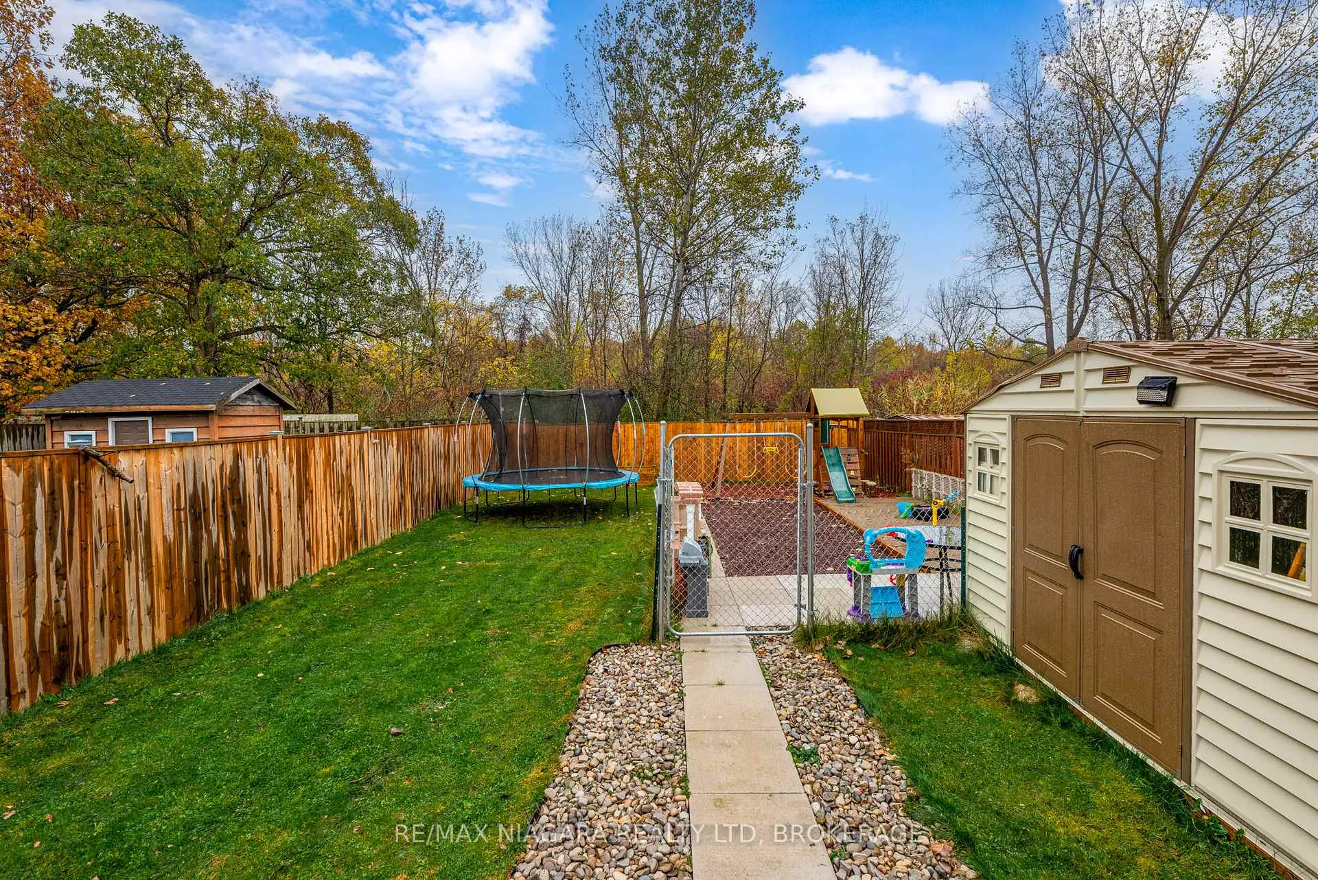 Photo 36 of 201 Windsor Street, Welland, Broadway — HOMEH