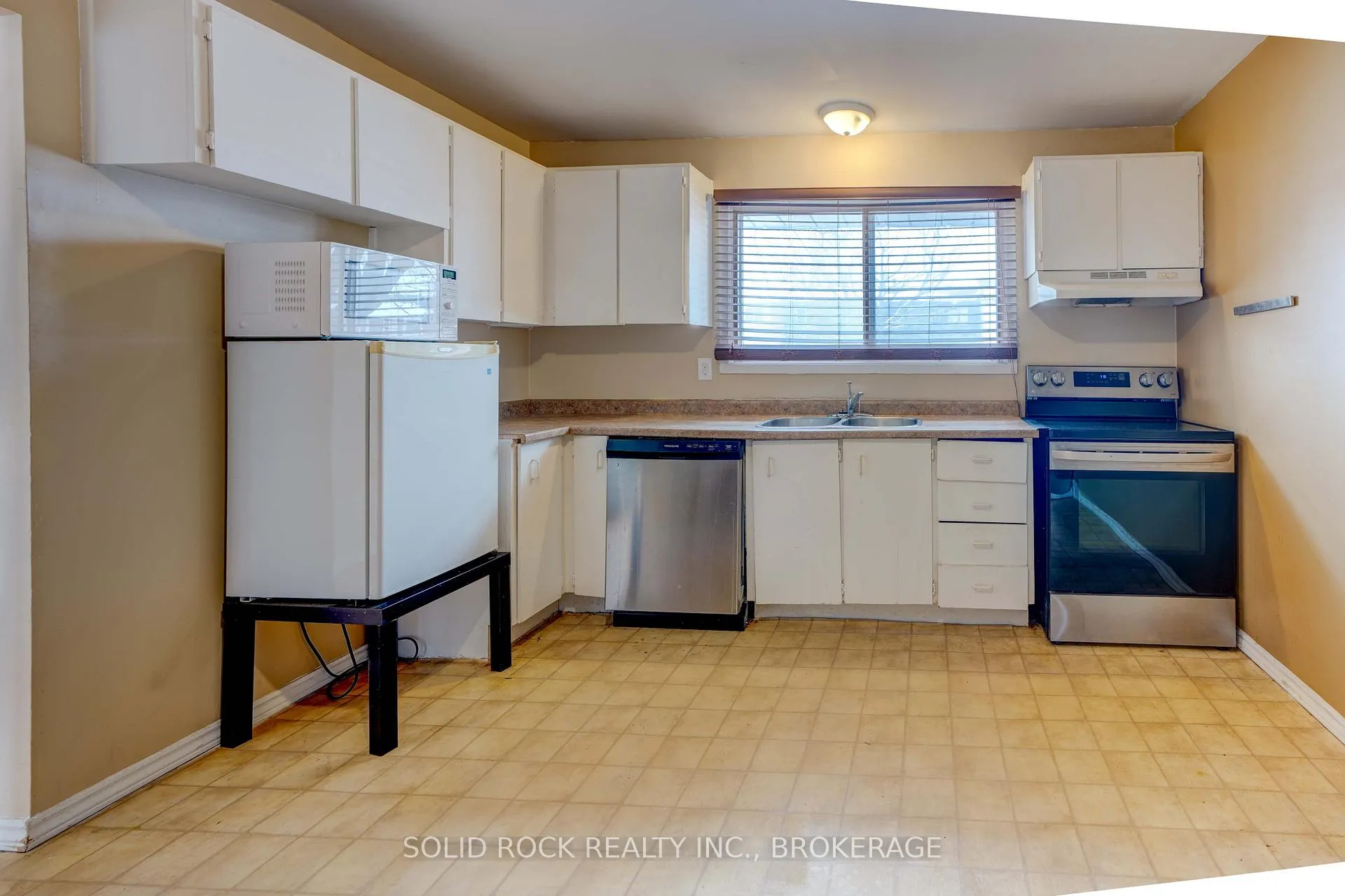 Photo 10 of 916 Oakview Avenue, Kingston, South of Taylor-Kidd Blvd — HOMEH
