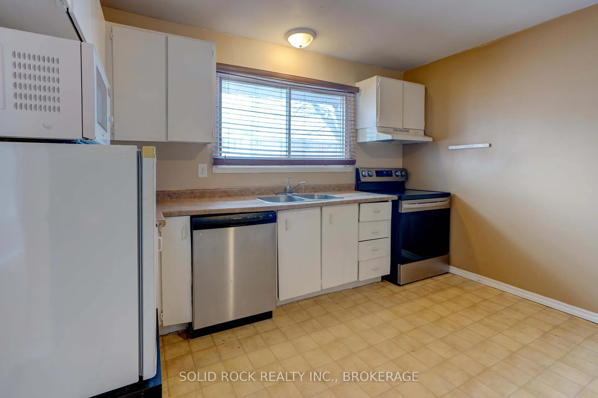 Photo 11 of 916 Oakview Avenue, Kingston, South of Taylor-Kidd Blvd — HOMEH