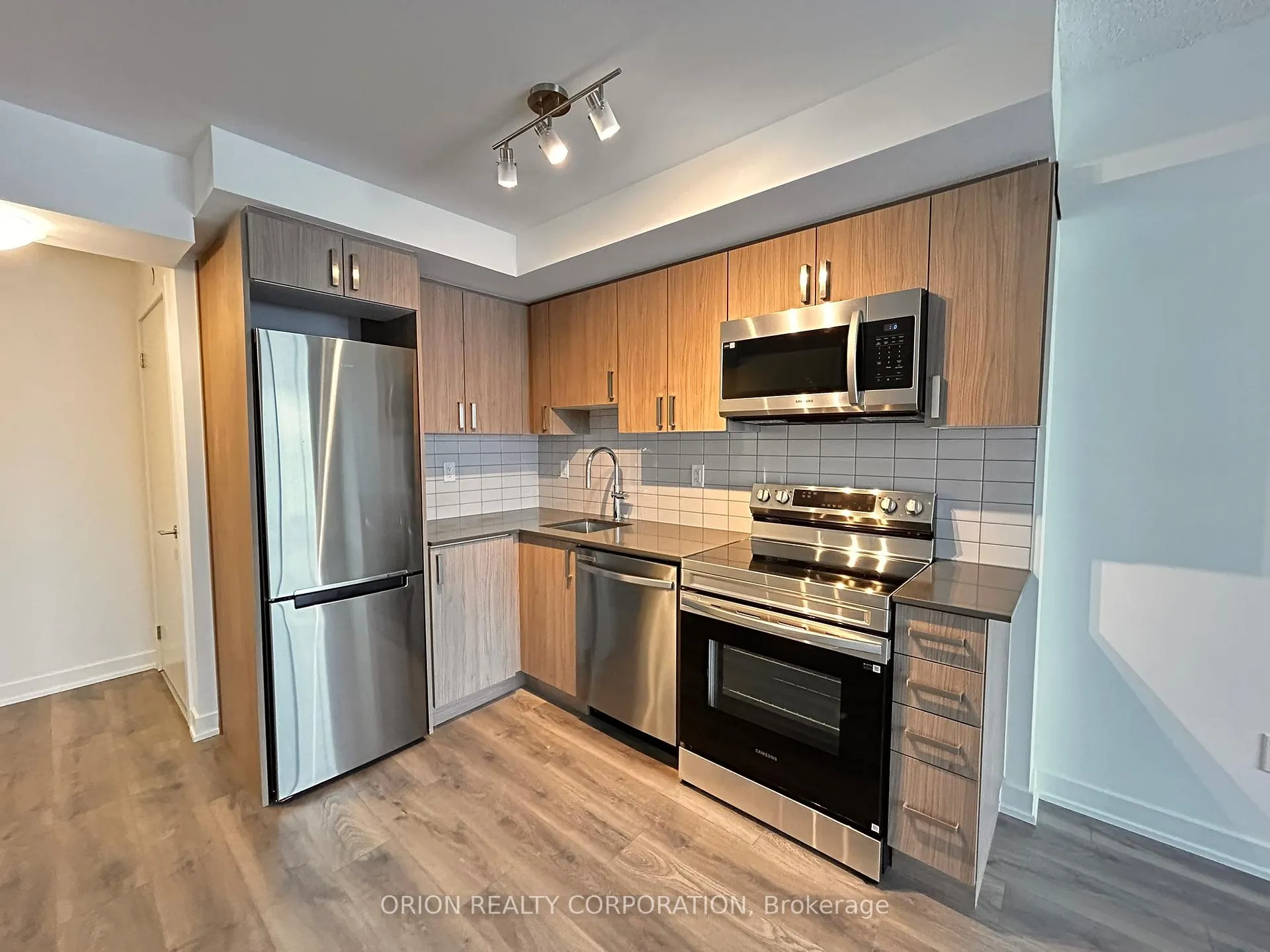 Photo 3 of Unit 1301, 1010 Sandy Beach Road, Pickering, Bay Ridges — HOMEH