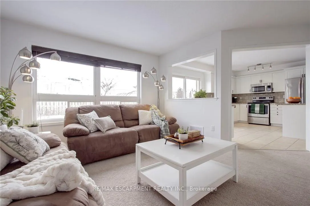 Photo 16 of 106 Voyager Pass, Hamilton, Binbrook — HOMEH
