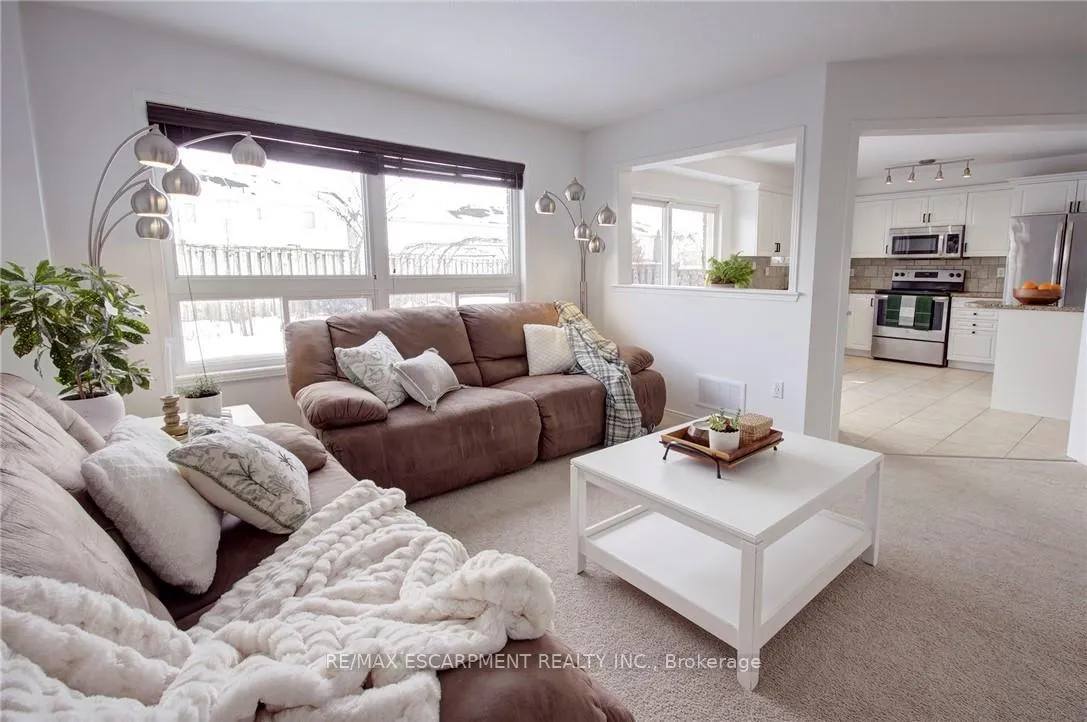 Photo 17 of 106 Voyager Pass, Hamilton, Binbrook — HOMEH