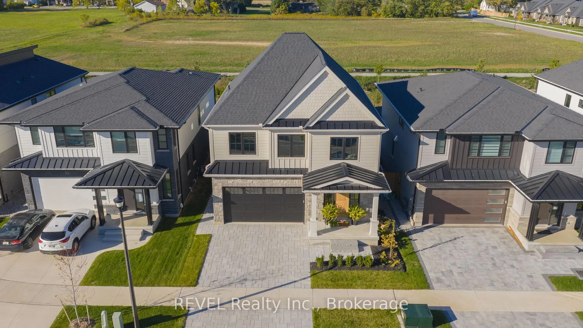 Photo 2 of 21 Arsenault Crescent, Pelham, Fonthill — HOMEH
