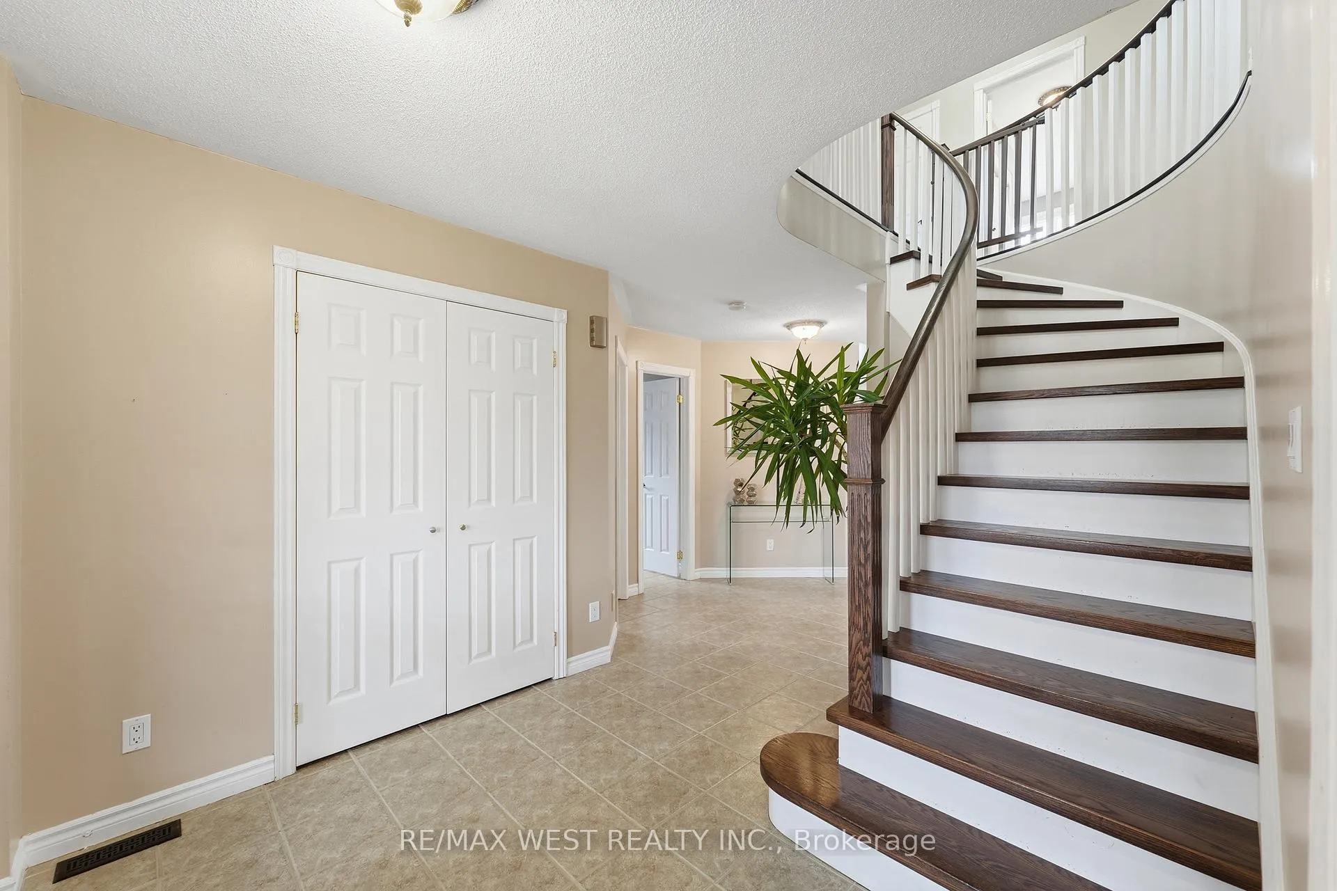 Photo 6 of 30 Ruffet Drive, Barrie, Edgehill Drive — HOMEH