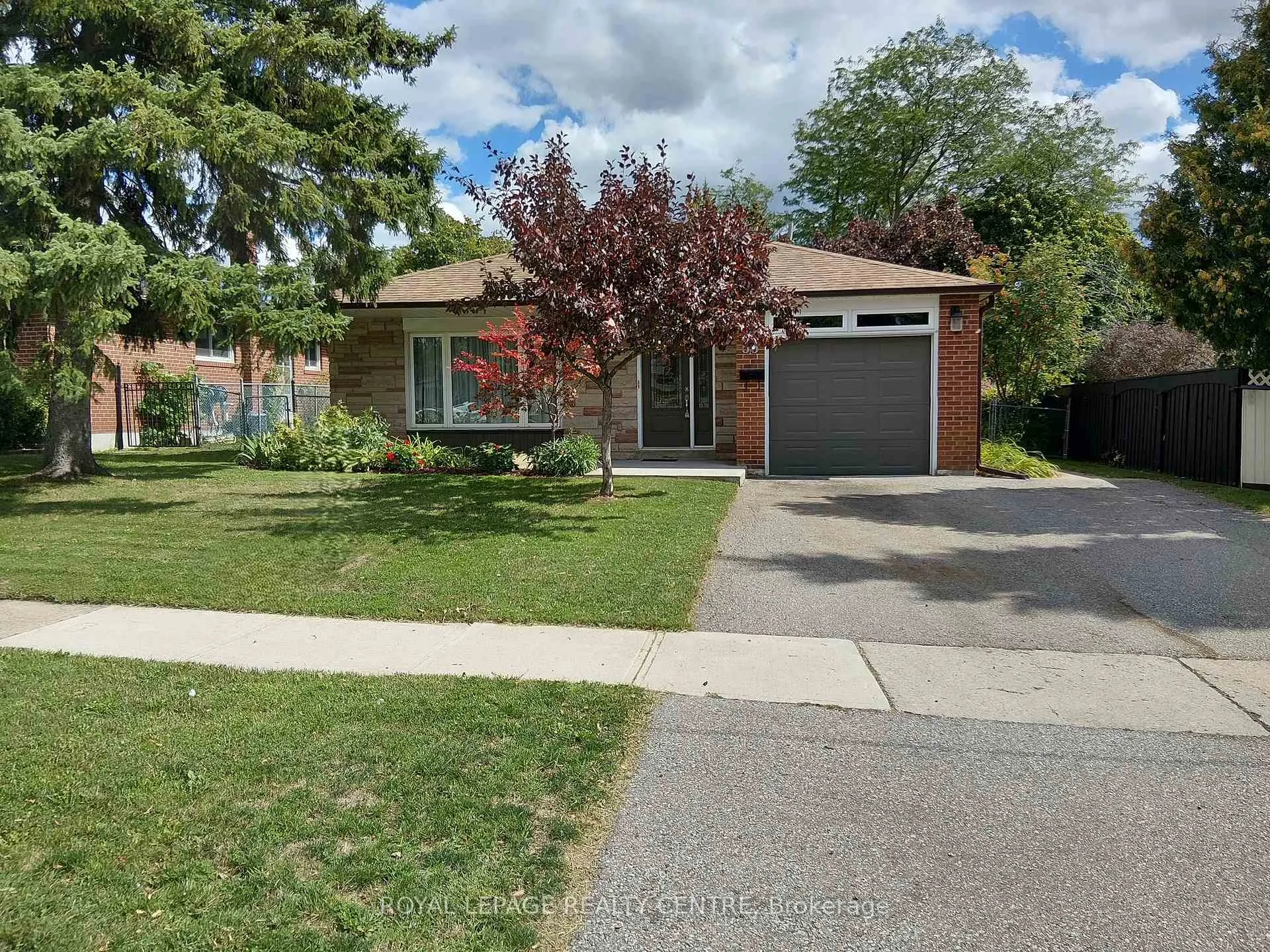Photo 1 of 35 Aintree Crescent, Brampton, Avondale — HOMEH